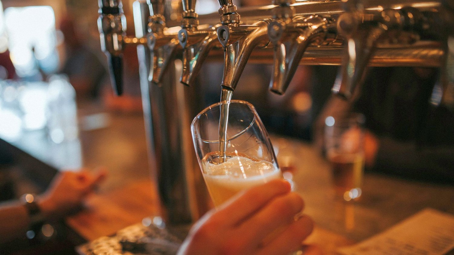 525 złotych, czyli relikt z czasów Małysza. Komedia na polskim rynku alkoholi nalewanie piwa