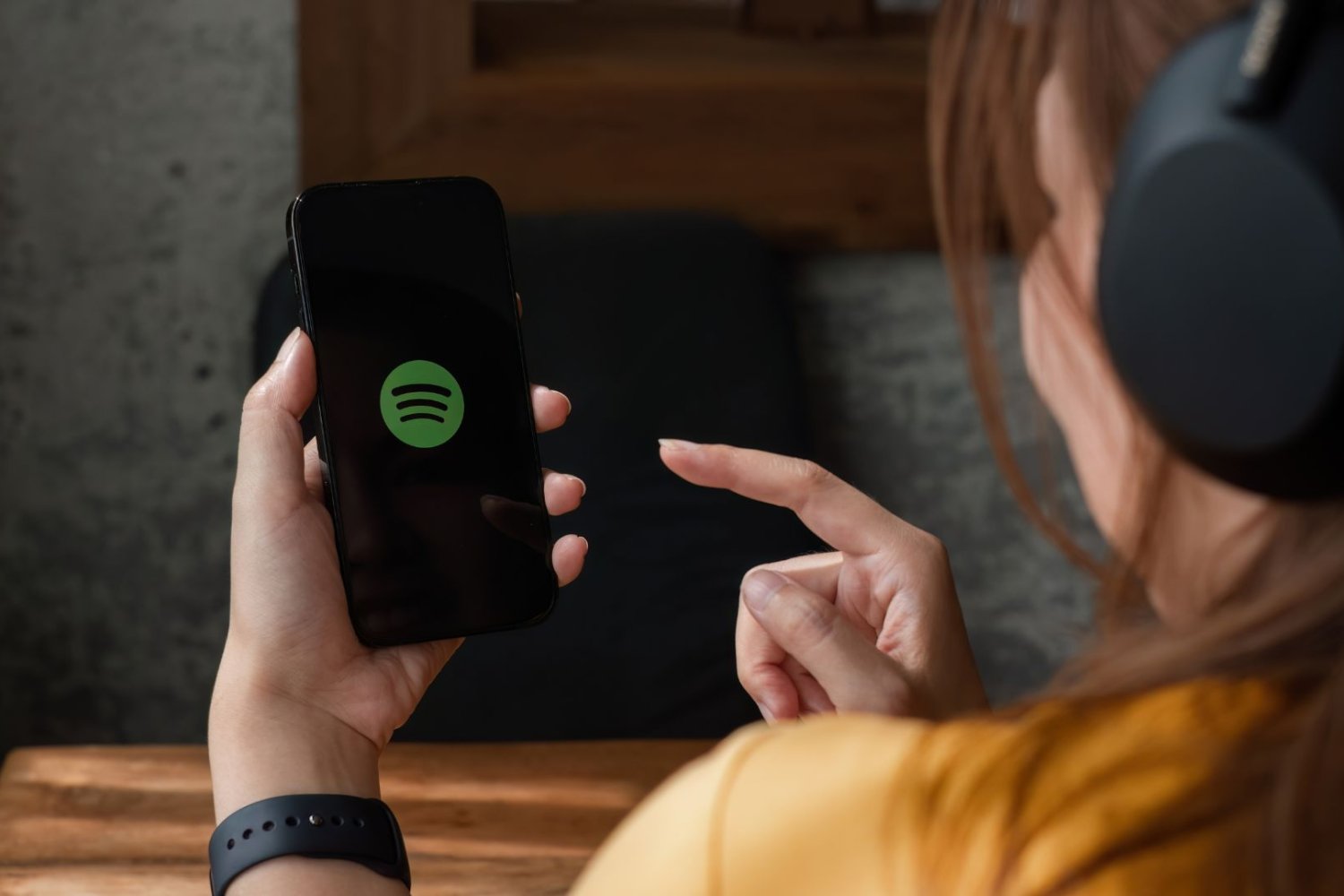 Nastolatka korzystająca ze Spotify.