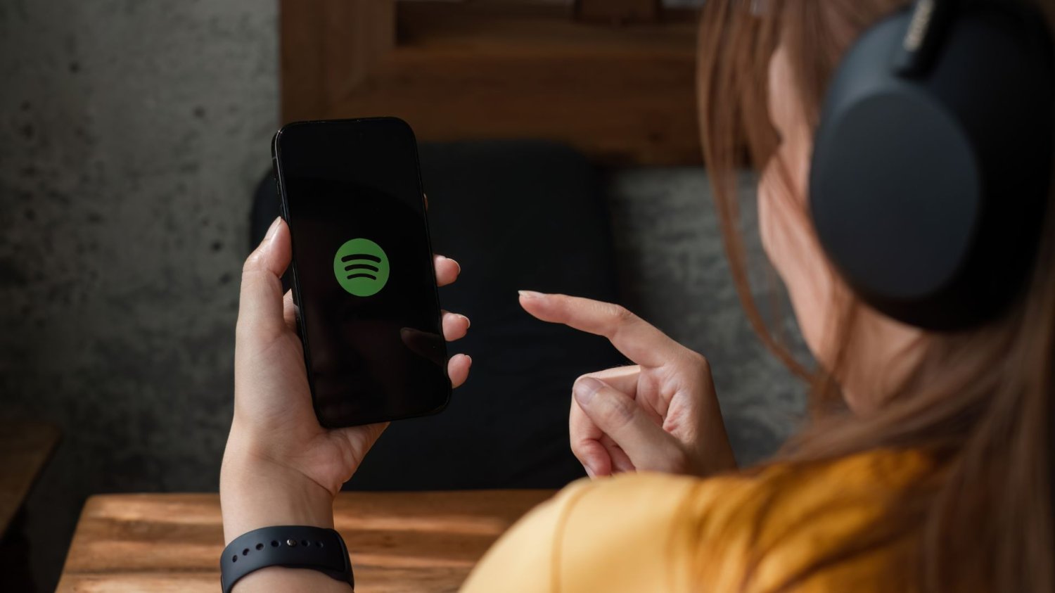 Spotify idzie na rękę rodzicom. Koniec bałaganu w Wrapped Nastolatka korzystająca ze Spotify.