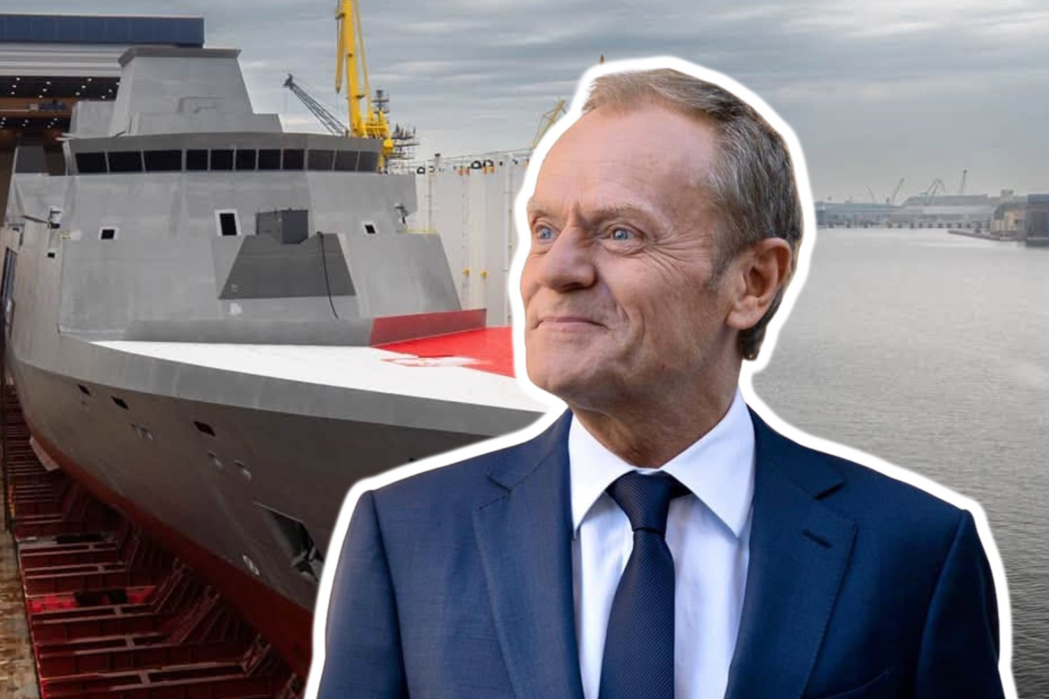 Donald Tusk przywitał nową fregatę ORP Wicher. "Będziemy morską potęgą" Donald Tusk, uśmiechnięty i patrzący w górę. Za nim ORP Wicher.