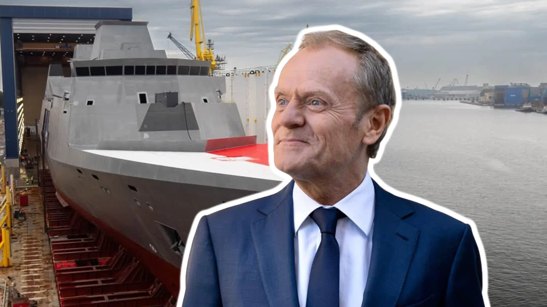 Donald Tusk przywitał nową fregatę ORP Wicher. "Będziemy morską potęgą" Donald Tusk, uśmiechnięty i patrzący w górę. Za nim ORP Wicher.