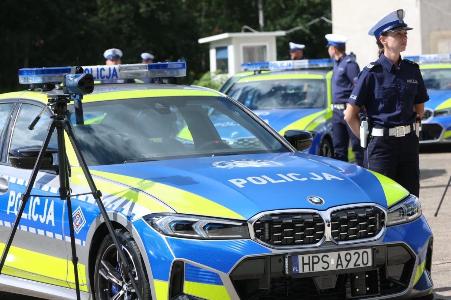 Policja dostała nowe bestie na 4 kołach. Lepiej mieć oczy dookoła głowy Nowe BMW M340i xDrive i prezentacja na lotnisku Warszawa-Babice. Wokół funkcjonariusze polskiej policji