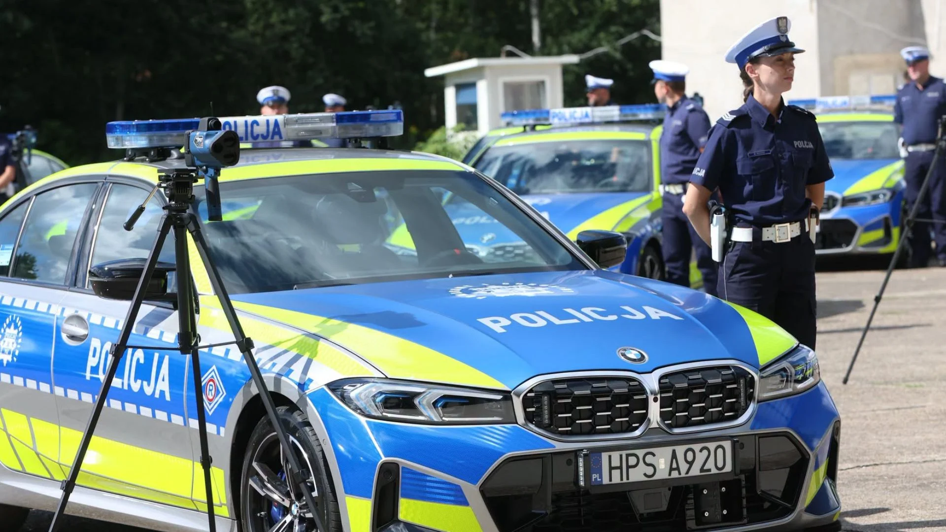 Policja dostała nowe bestie na 4 kołach. Lepiej mieć oczy dookoła głowy Nowe BMW M340i xDrive i prezentacja na lotnisku Warszawa-Babice. Wokół funkcjonariusze polskiej policji