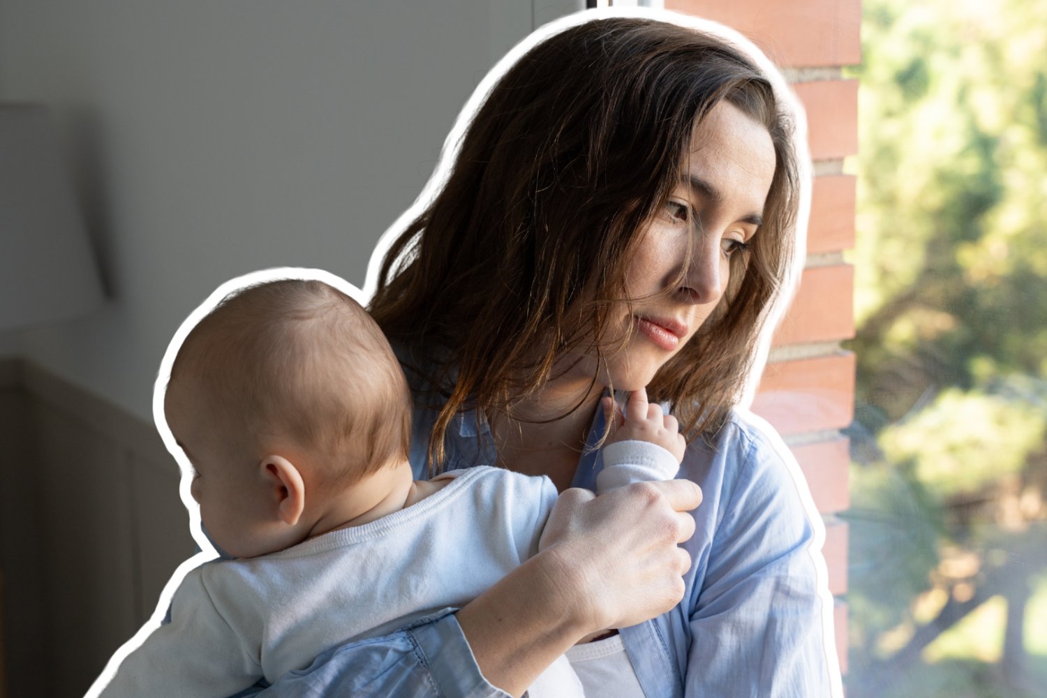 Smutna i zmęczona kobieta z dzieckiem na rękach