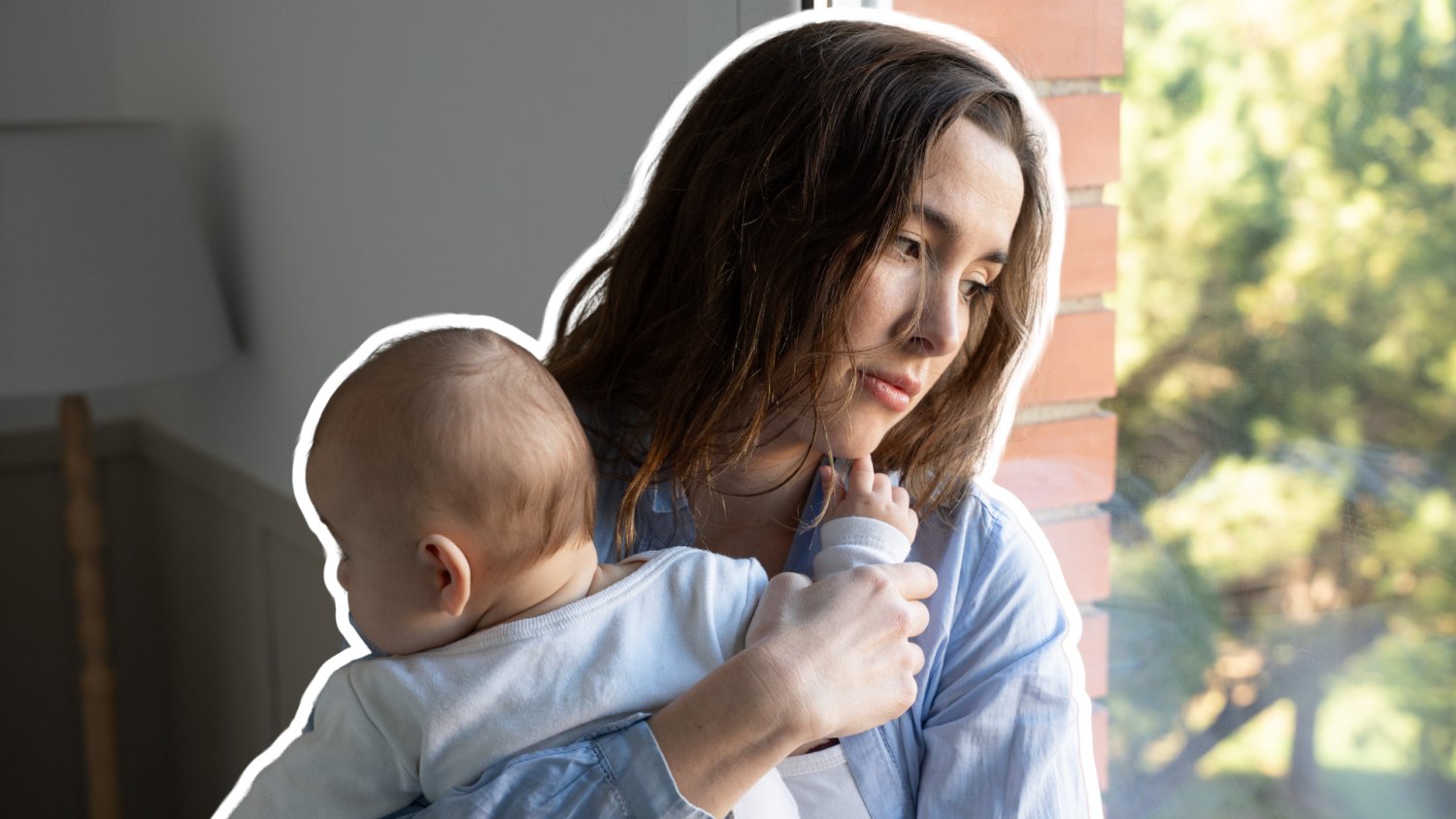 Smutna i zmęczona kobieta z dzieckiem na rękach