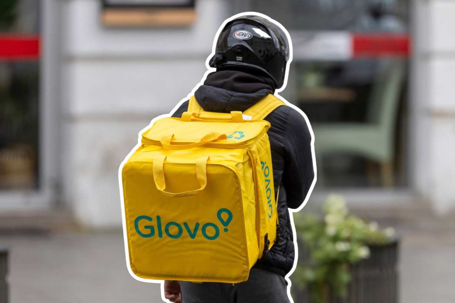 Kurier z plecakiem Glovo.