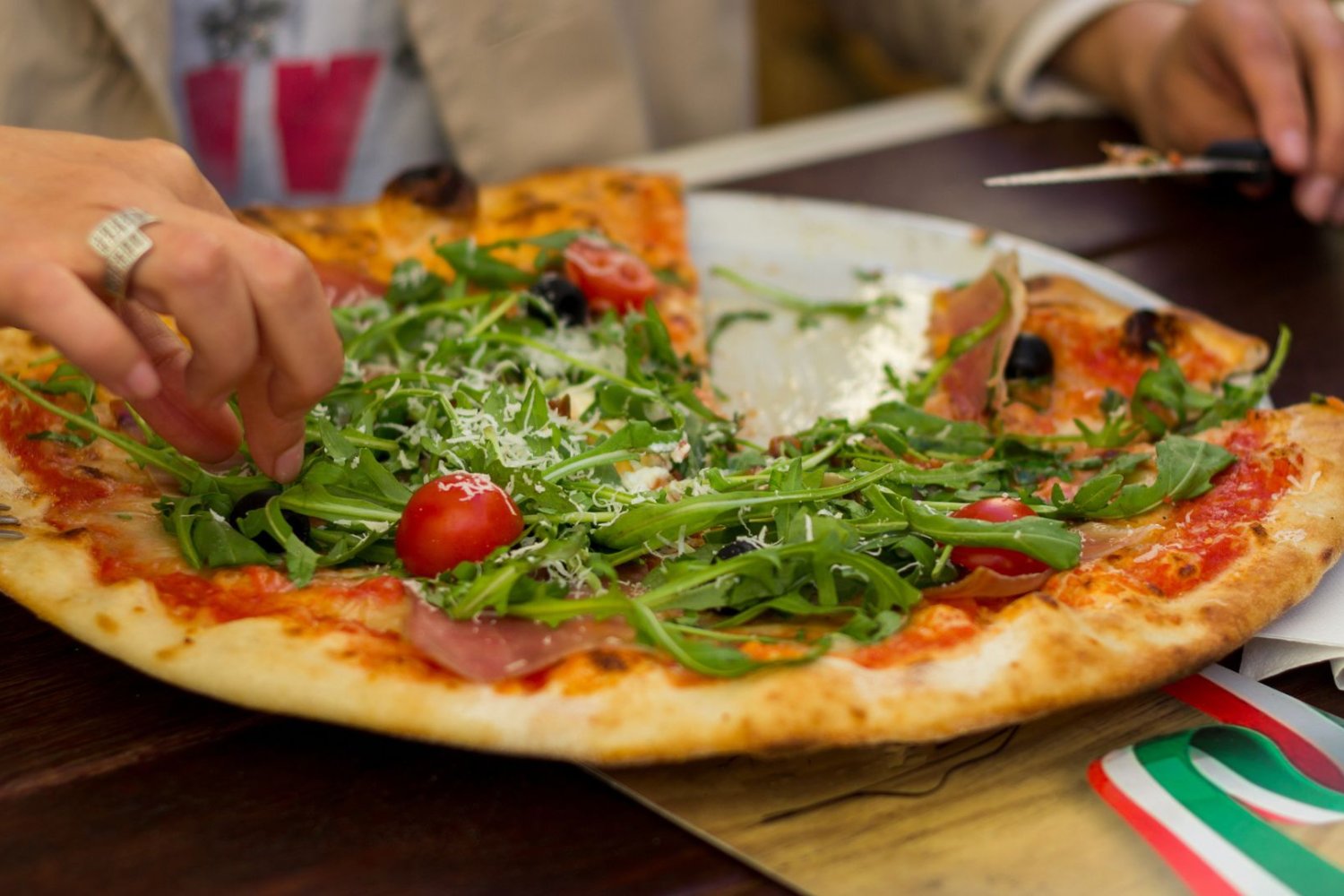 Sukces Polaków w 50 Top Pizza Europe 2026. Koniec ery Włochów. Kobieta je pizzę neapolitańską.