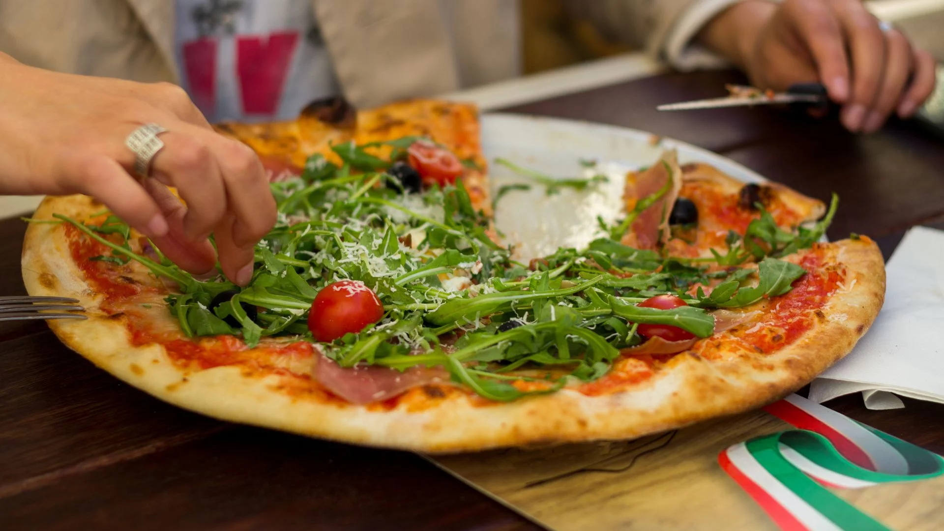 Sukces Polaków w 50 Top Pizza Europe 2026. Koniec ery Włochów. Kobieta je pizzę neapolitańską.