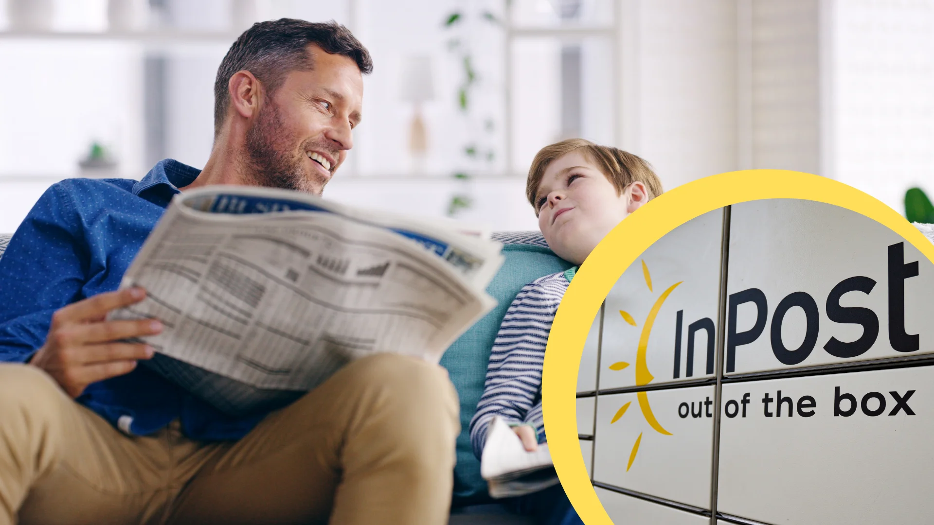 Ojciec z synem czytają gazety i siedzą na kanapie. Paczkomat InPost w prawy dolnym rogu