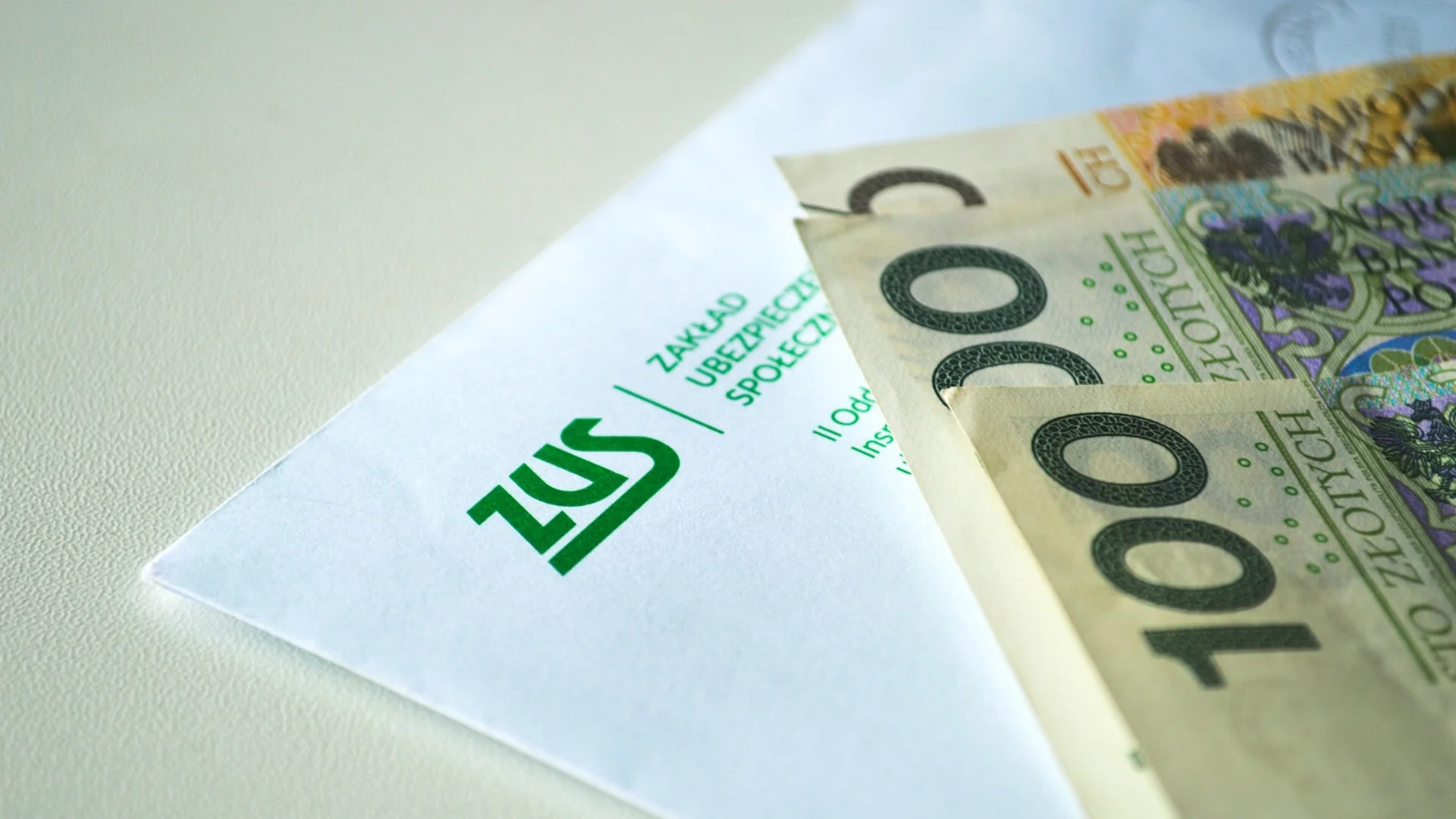 koperta z ZUS, plik banknotów.