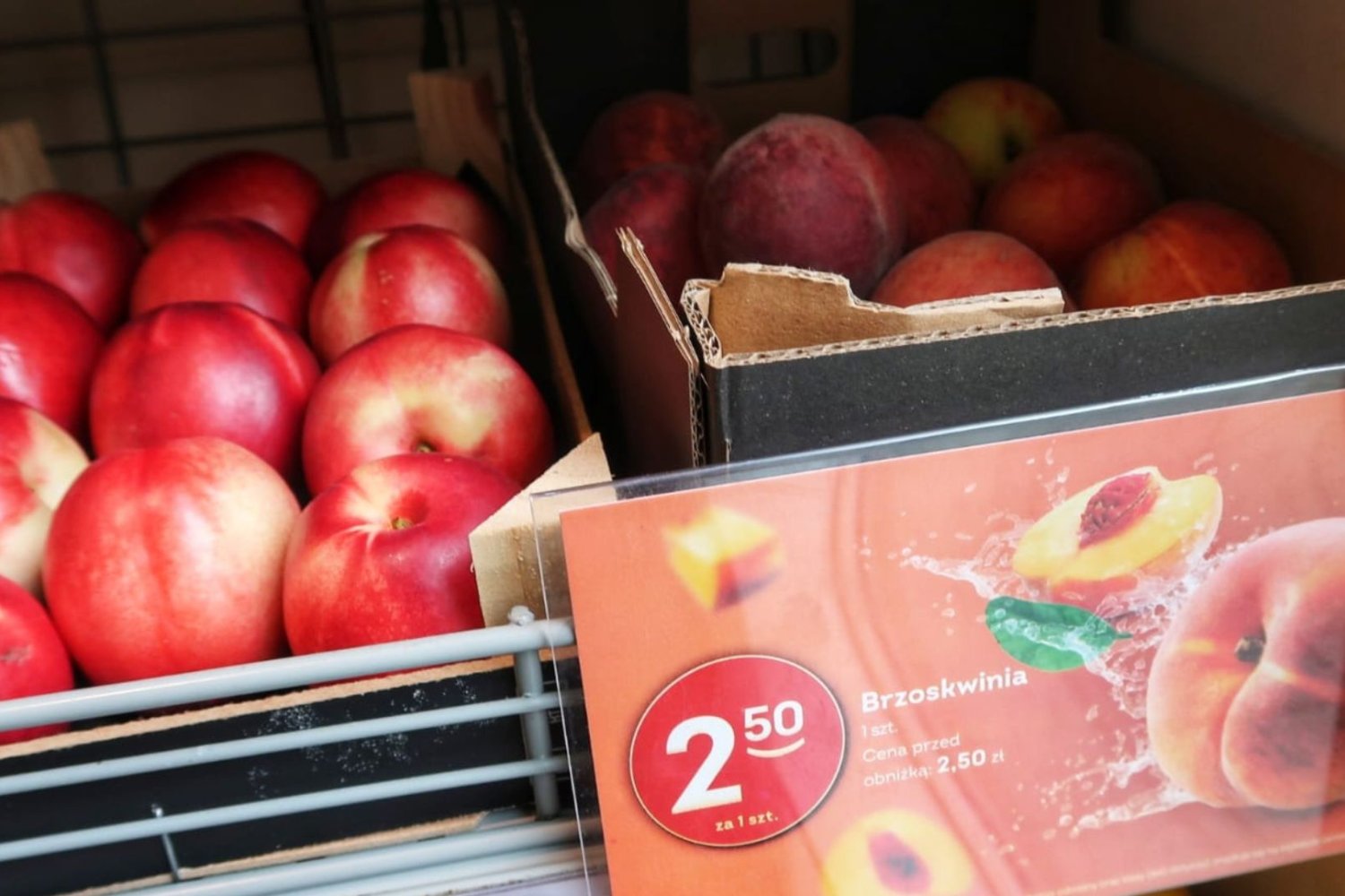 Żabka bardziej jak warzywniak. Nektarynka zamiast drożdżówki Owoce w Żabce.