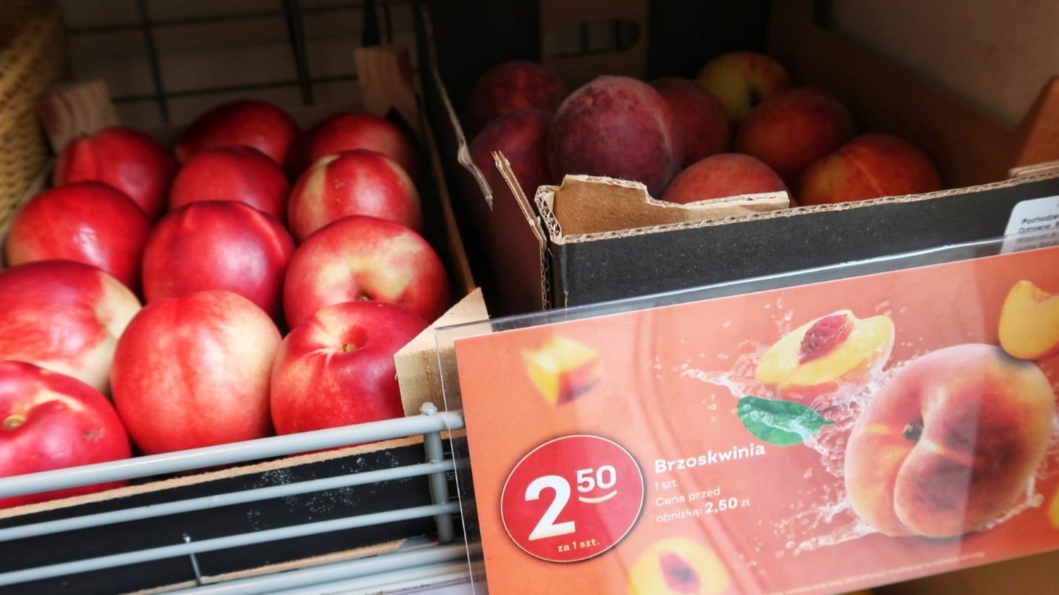 Żabka bardziej jak warzywniak. Nektarynka zamiast drożdżówki Owoce w Żabce.