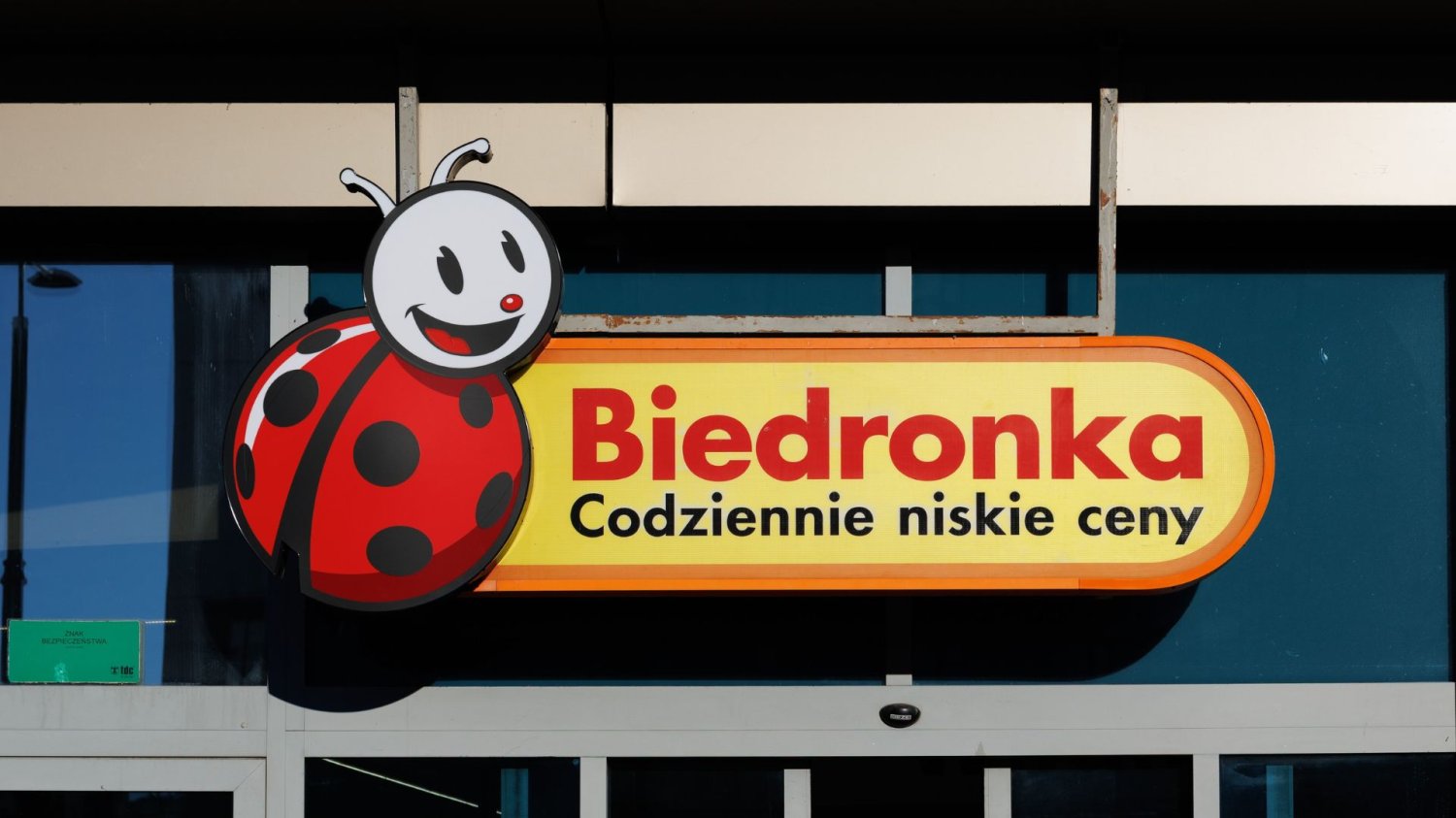 Biedronka odpala petardę tylko 29 lipca. Oddają kasę za kaucję, Polacy wyczyszczą półki. Logo sklepu Biedronka.