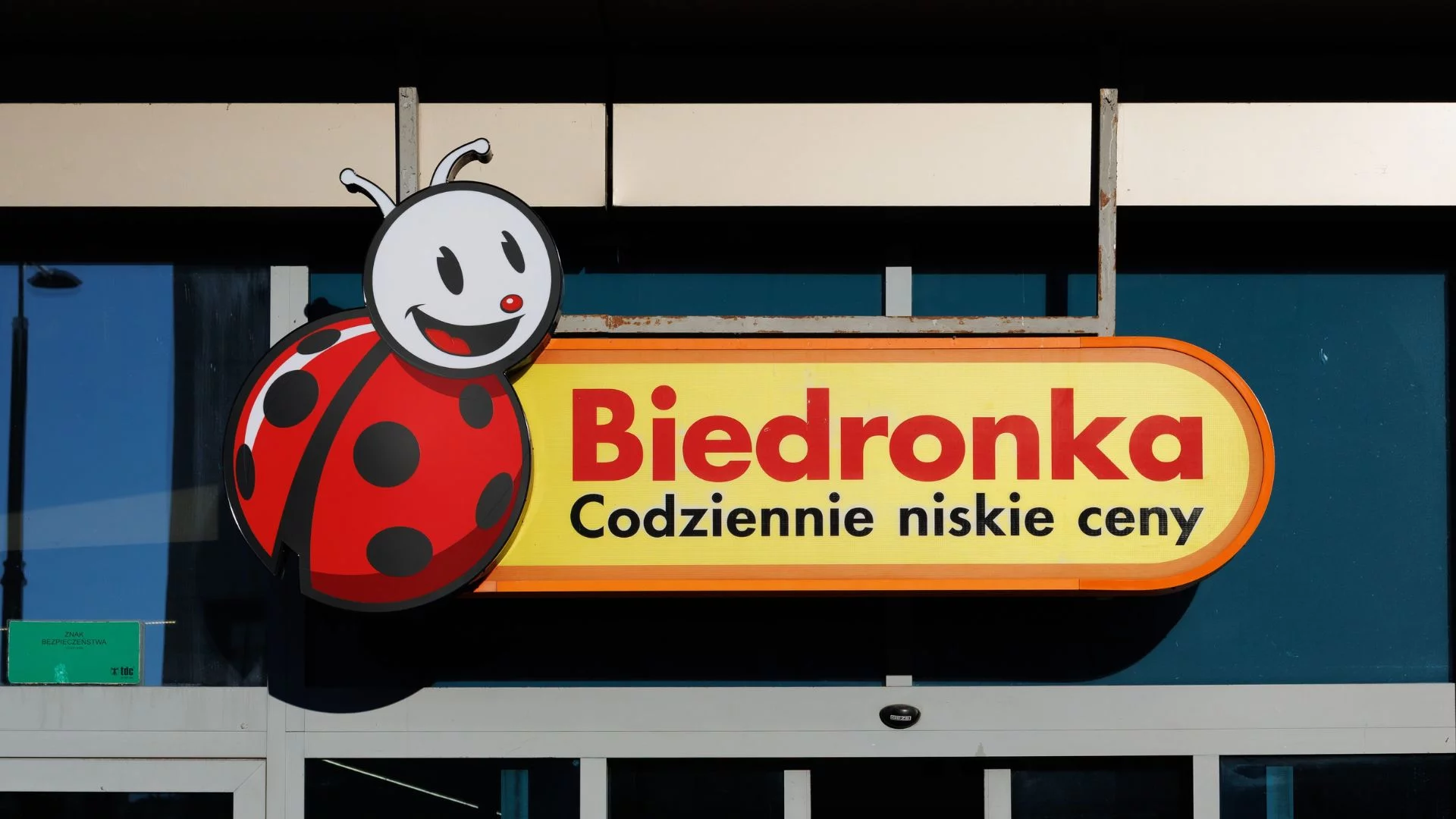 Biedronka odpala petardę tylko 29 lipca. Oddają kasę za kaucję, Polacy wyczyszczą półki