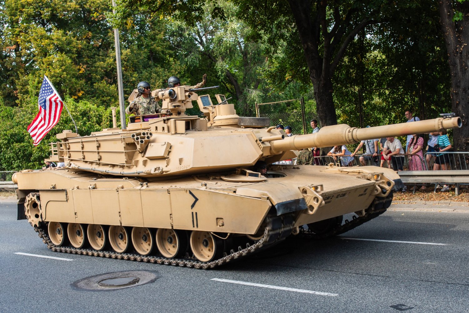 Polska wpada w militarny szał. Amerykanie próbują opchnąć nam kolejne czołgi Amerykański czołg Abrams na defiladzie wojskowej w Polsce.