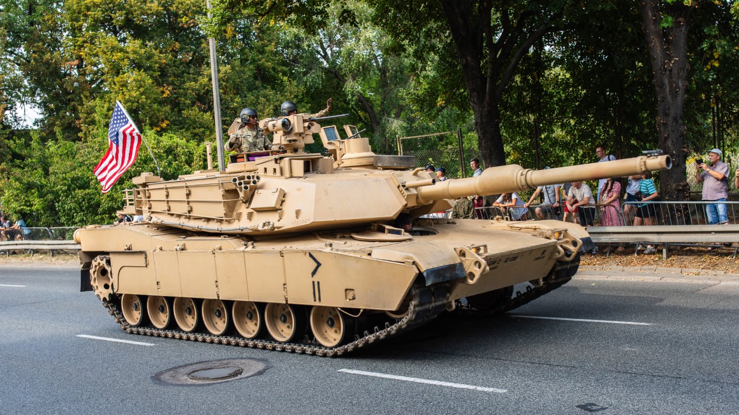 Polska wpada w militarny szał. Amerykanie próbują opchnąć nam kolejne czołgi Amerykański czołg Abrams na defiladzie wojskowej w Polsce.