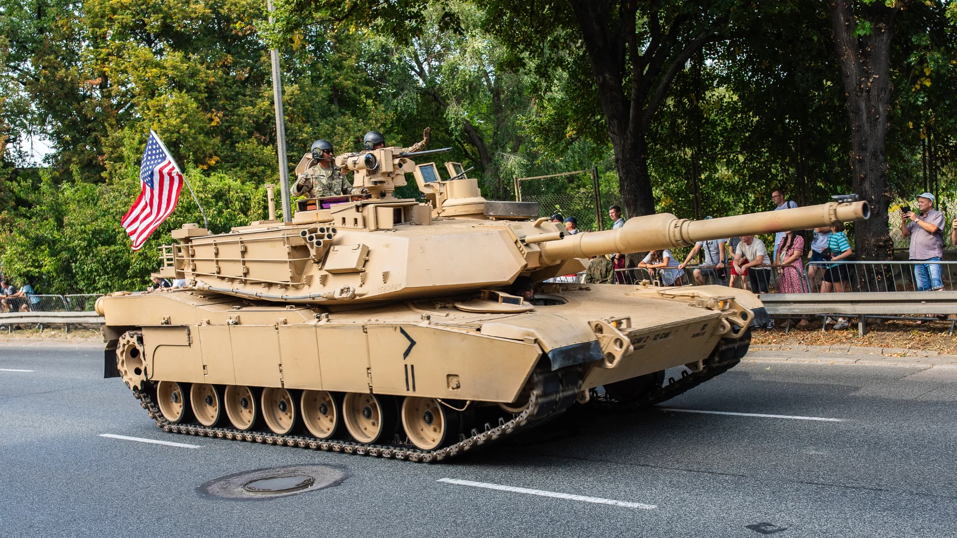 Polska wpada w militarny szał. Amerykanie próbują opchnąć nam kolejne czołgi Amerykański czołg Abrams na defiladzie wojskowej w Polsce.