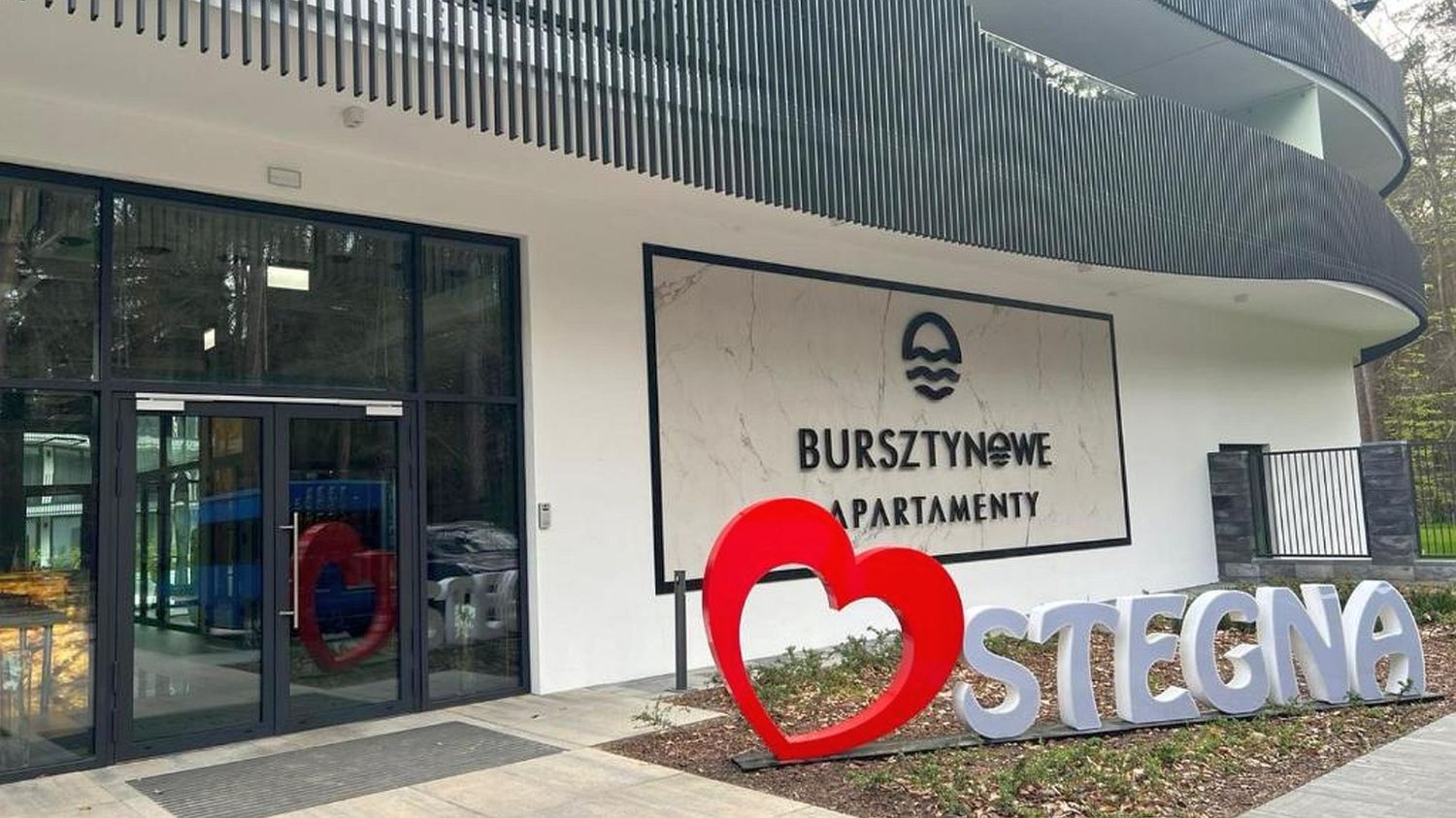 Wybite szyby, nękanie i interwencje policji. Piekło inwestorów w luksusowym apartamentowcu Apartamentowiec w Stegnie