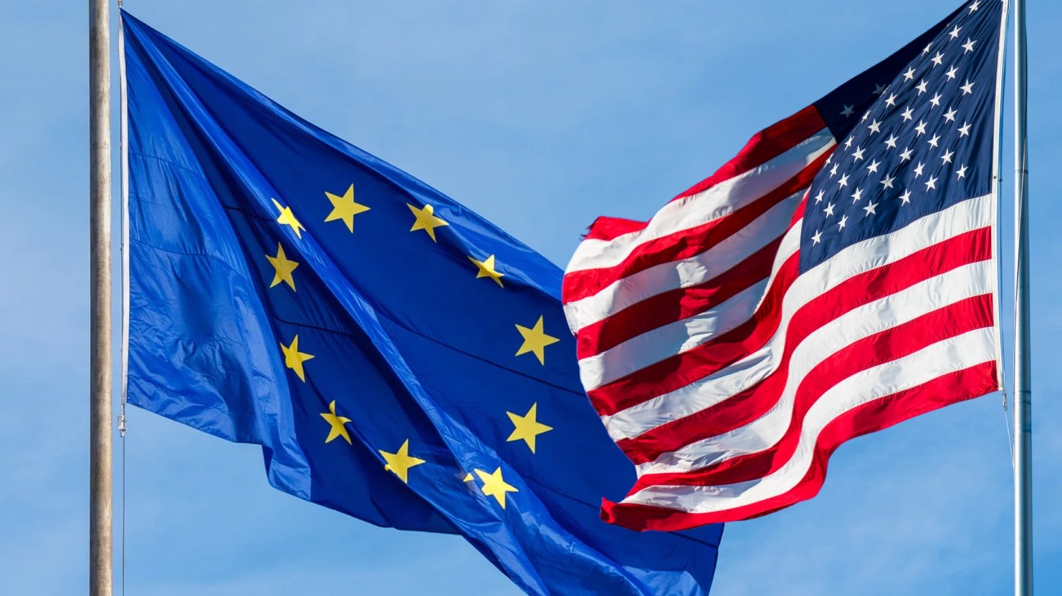 Niemcy odwracają się od Waszyngtonu, Polacy wręcz przeciwnie. flaga UE, flaga USA.