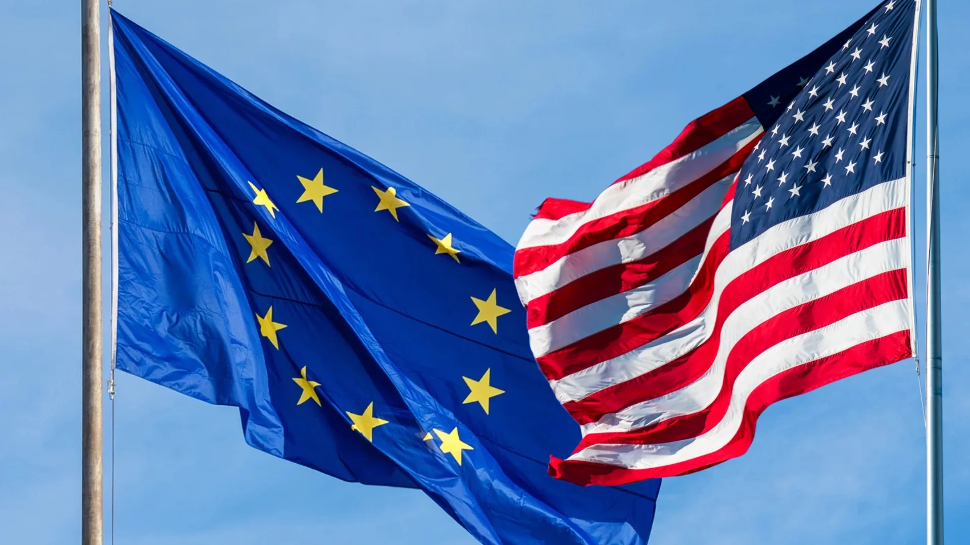 Niemcy odwracają się od Waszyngtonu, Polacy wręcz przeciwnie. flaga UE, flaga USA.