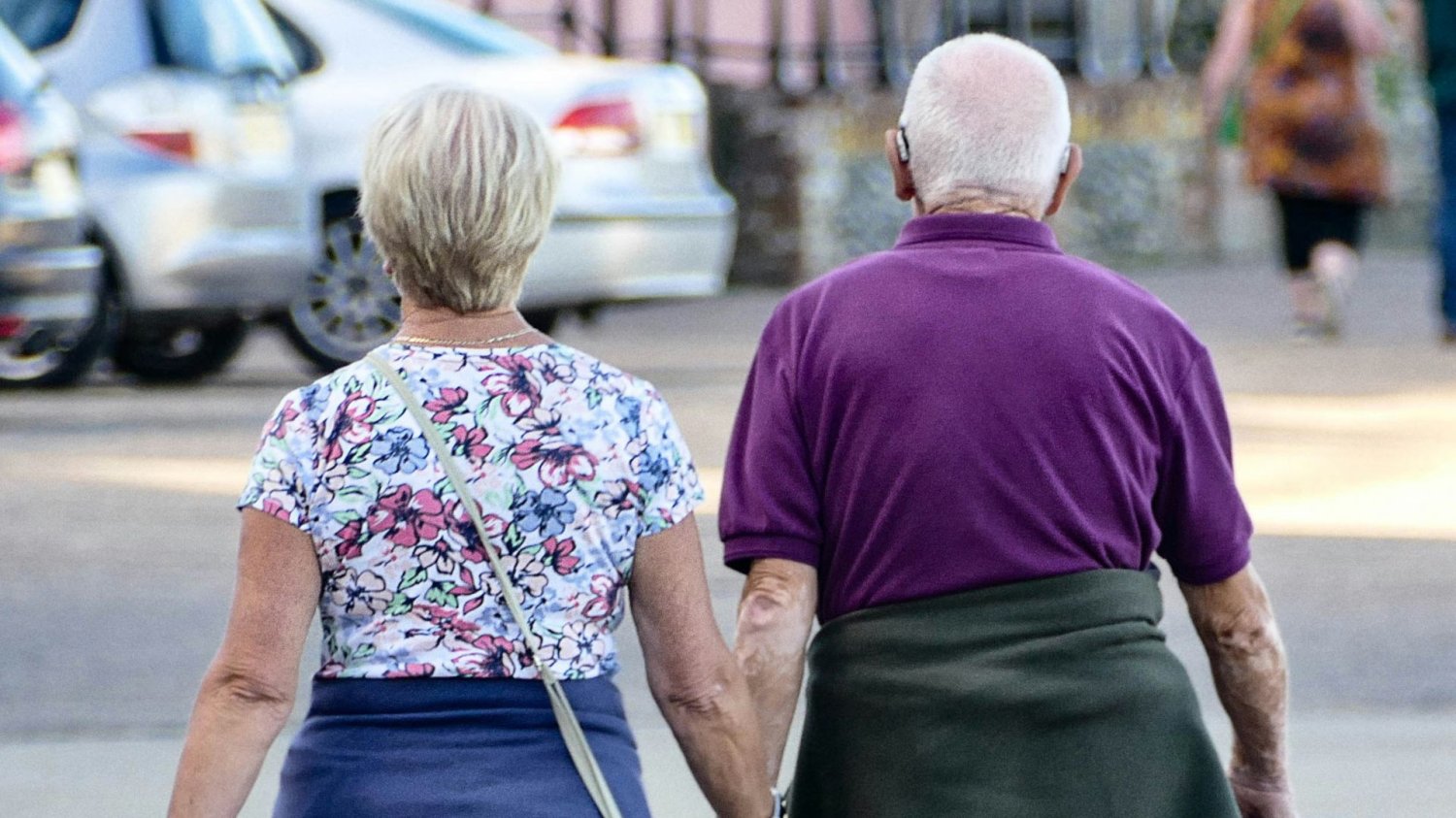 Nowe legitymacje ZUS dla seniorów. Cyfrowa rewolucja puka do drzwi. Para seniorów.