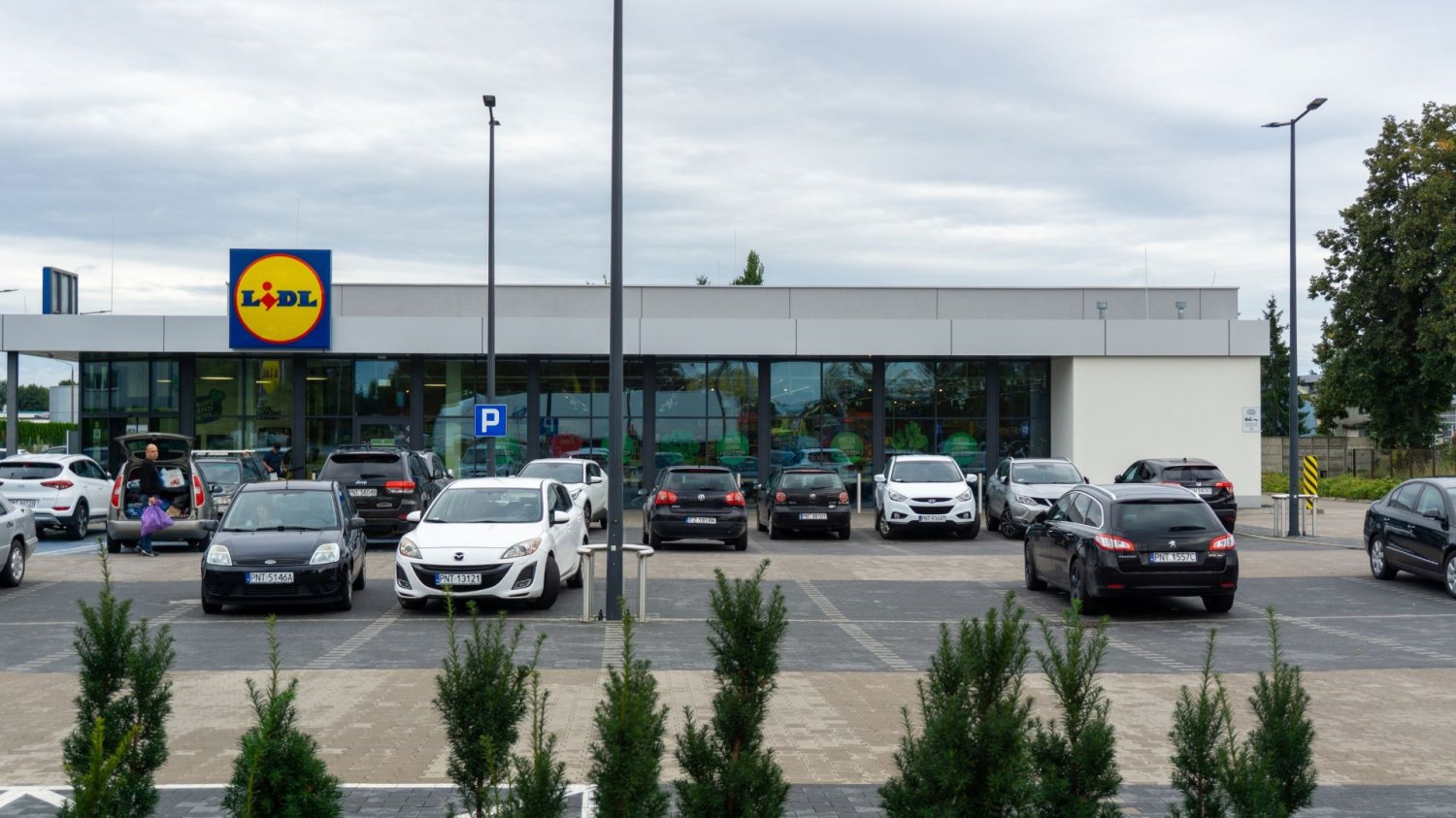 Nowy system parkingowy w Lidlu. Kamery ruszyły na łowy, a kierowcy już drżą o portfele. Parking sklepu Lidl.