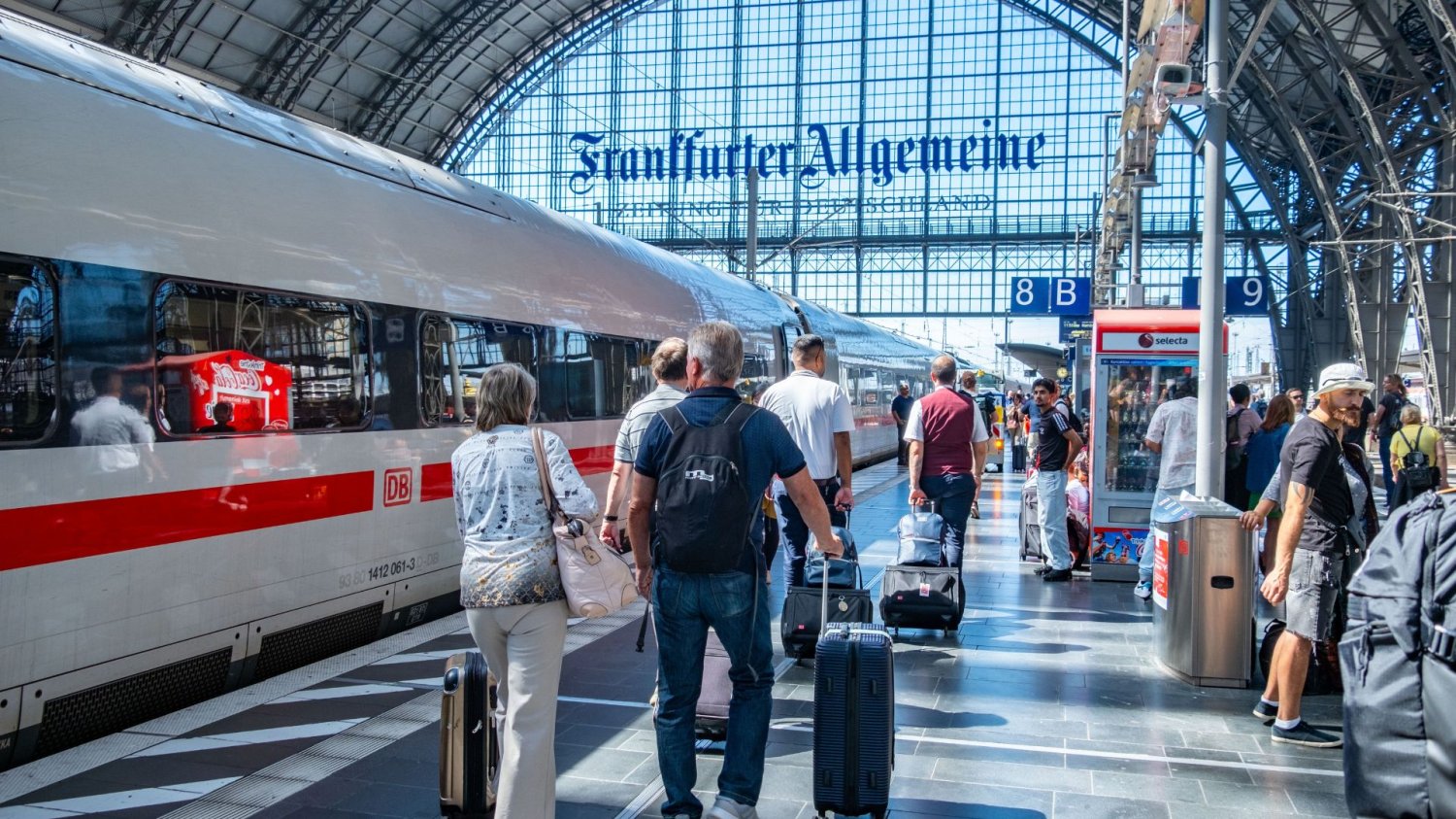 Darmowe bilety PKP i Deutsche Bahn dla młodych. Łap okazję za zero zł Pasażerowie na niemieckim dworcu.