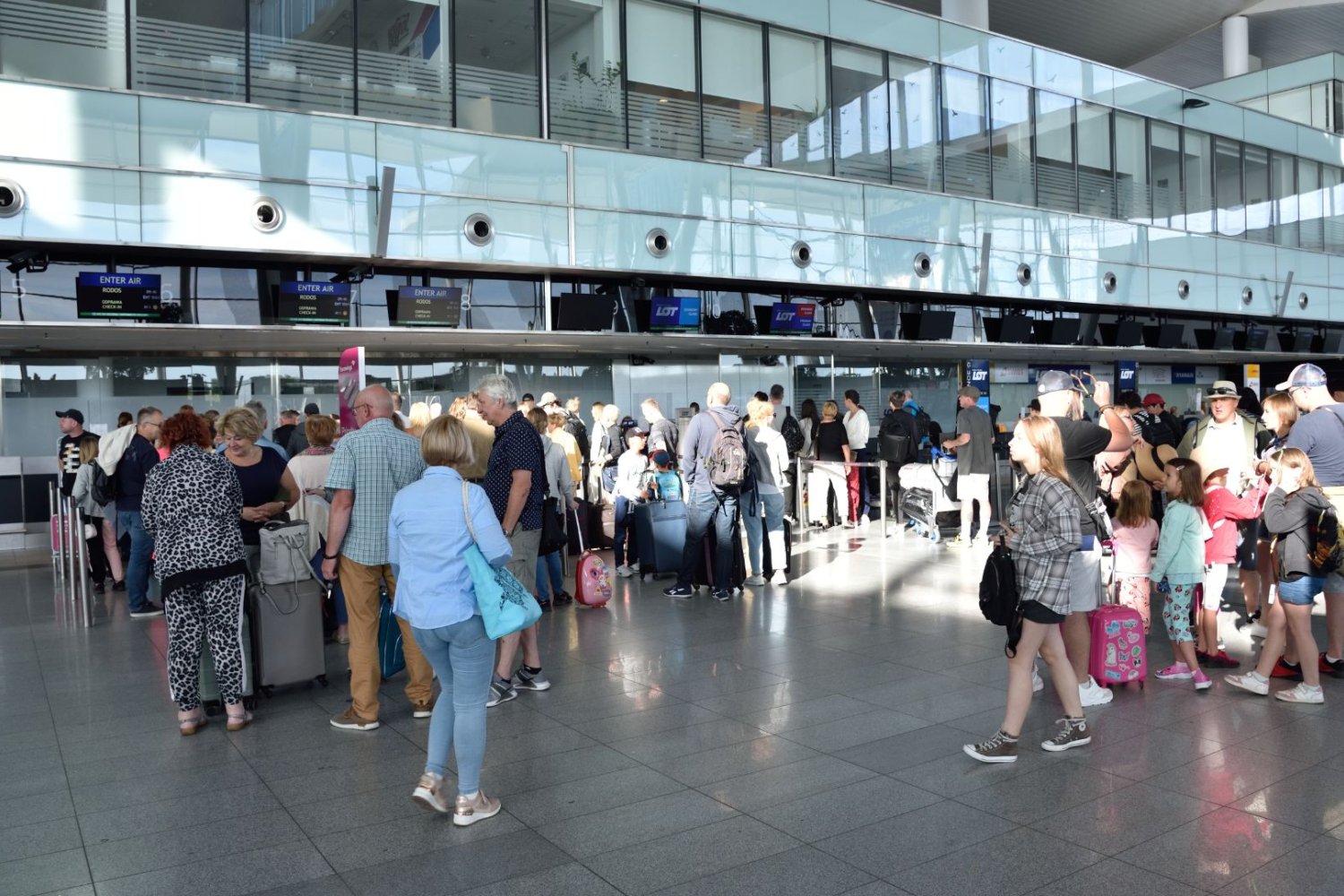 Nowy terminal we Wrocławiu. Twoja podróż zmieni się nie do poznania Pasażerowie na terenie lotniska.
