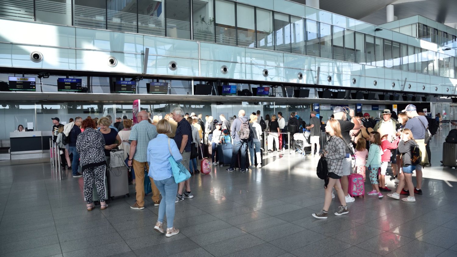 Nowy terminal we Wrocławiu. Twoja podróż zmieni się nie do poznania Pasażerowie na terenie lotniska.