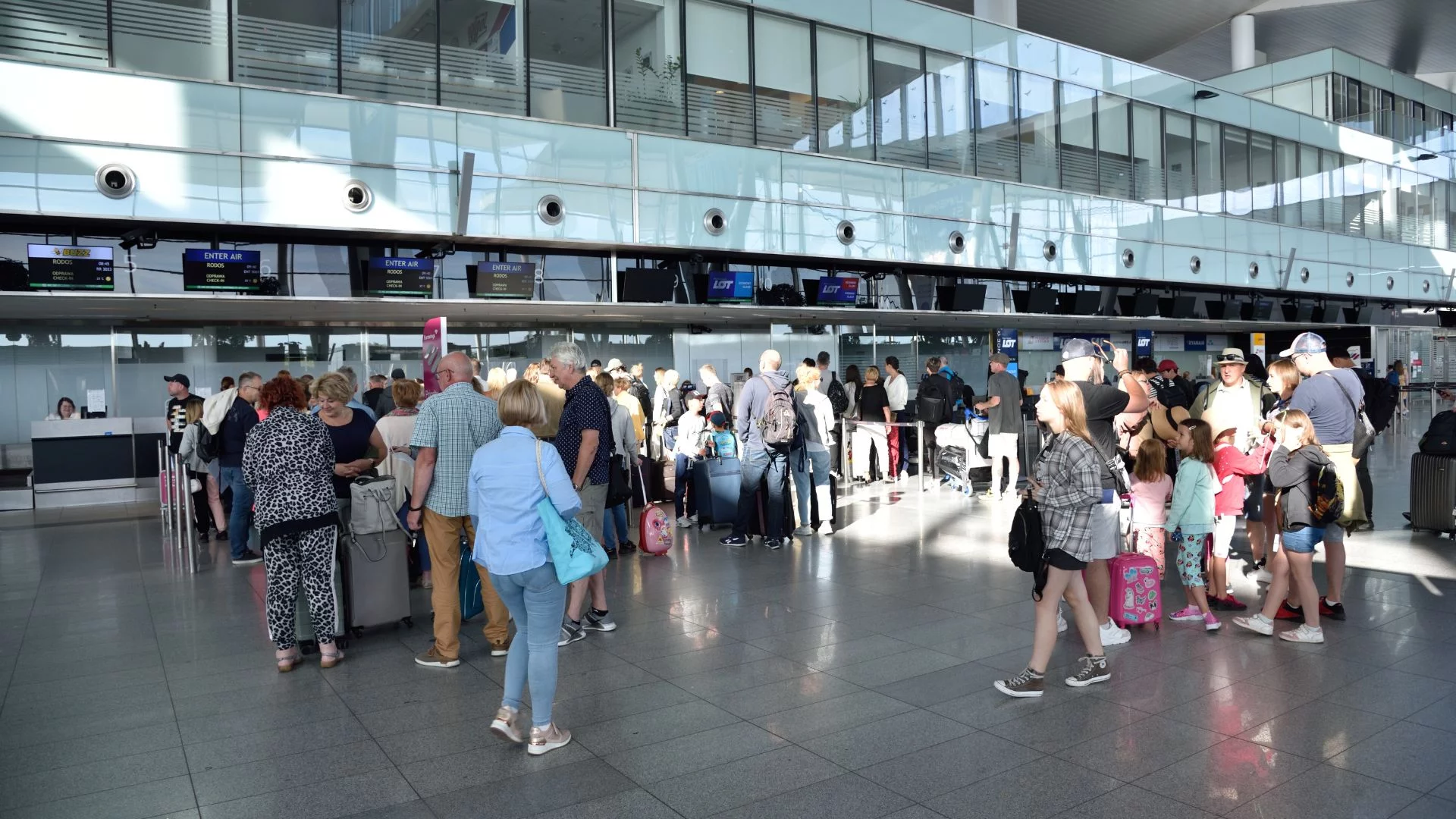Pasażerowie na terenie lotniska.