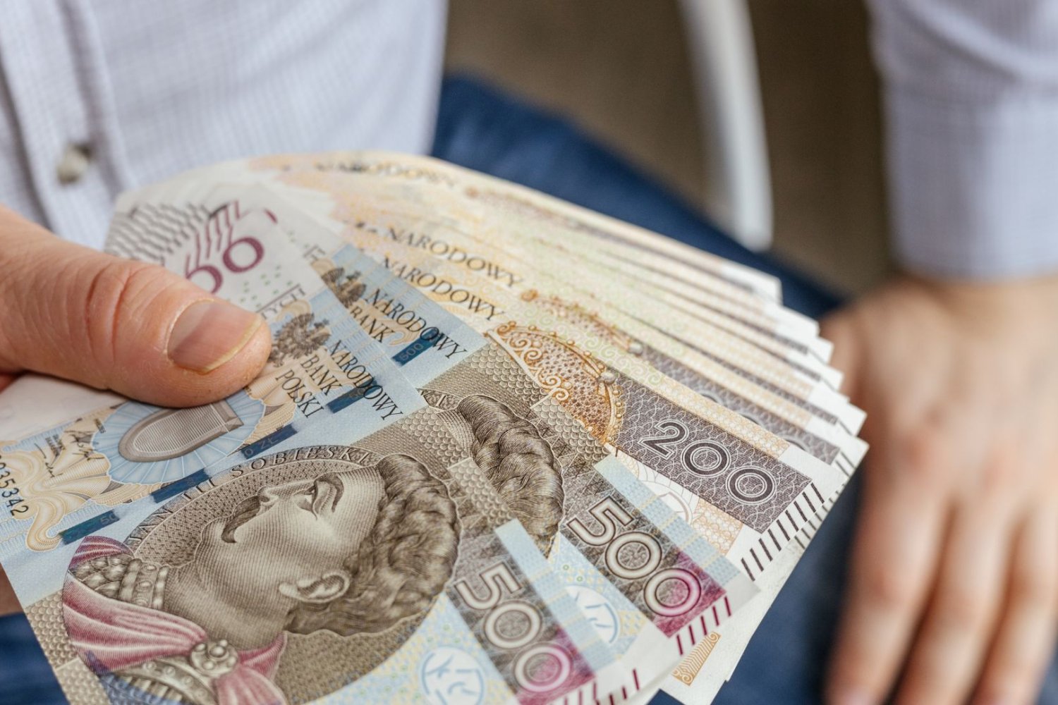 GUS pokazał zarobki Polaków. W tej branży pensje przekraczają 18,5 tys. zł Pensja banknoty