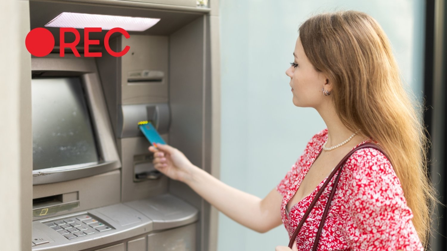 Bankomat będzie patrzył ci w twarz. Nie zasłaniaj jej, bo dostaniesz karę Kobieta korzysta z bankomatu.