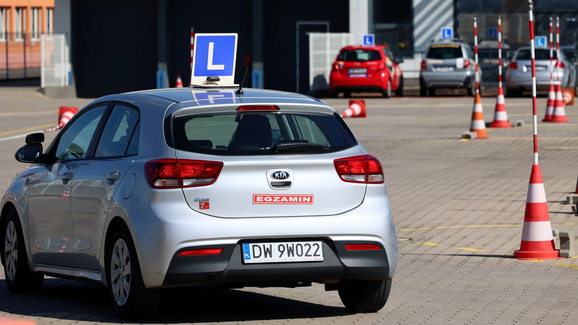 Rewolucja w zdawaniu na prawo jazdy. Tysiące kursantów odetchnie z ulgą Plac manewrowy na egzaminie na prawo jazdy.