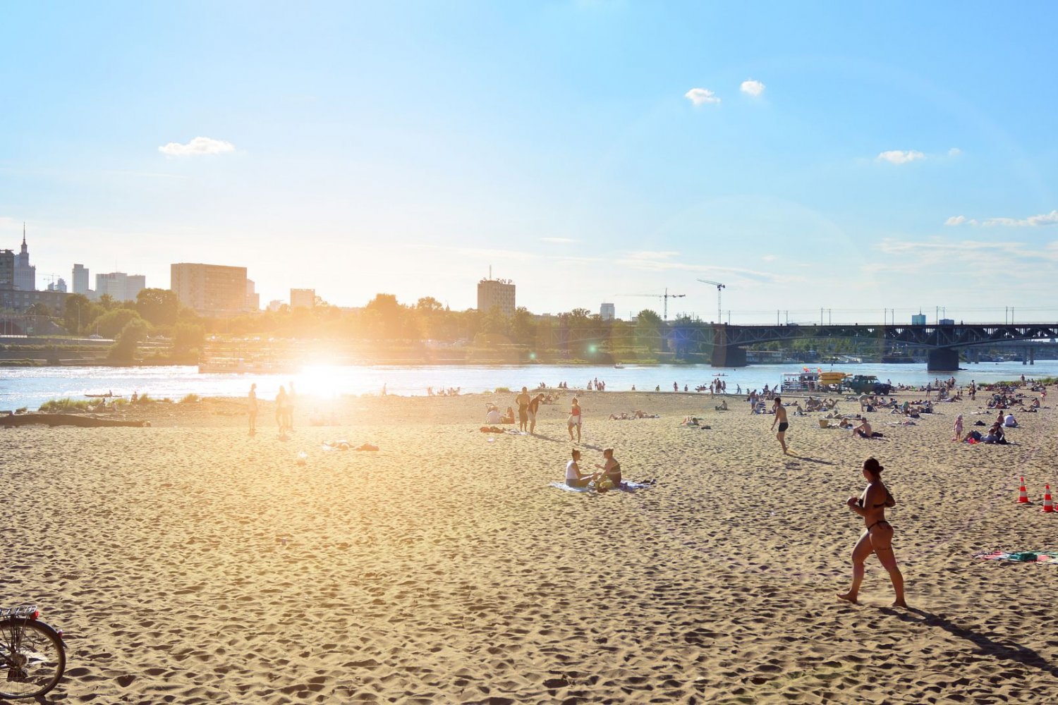 Plaża Poniatówka nad Wisłą. Warszawa się gotuje? Te 5 miejsc nad wodą uratuje Cię przed skwarem