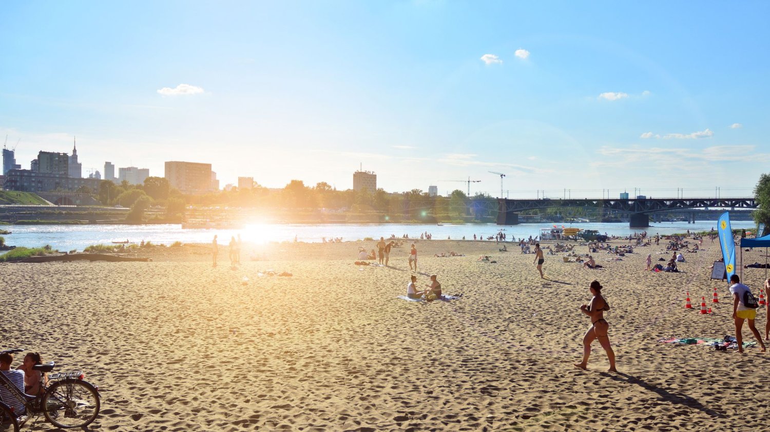 Plaża Poniatówka nad Wisłą. Warszawa się gotuje? Te 5 miejsc nad wodą uratuje Cię przed skwarem