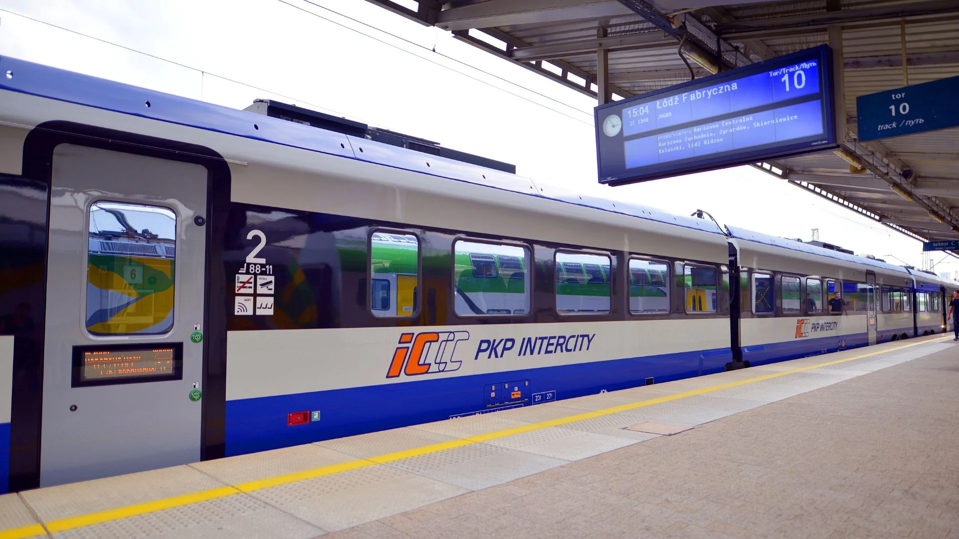 Nowe pociągi dużych prędkości dla PKP Intercity. 4 graczy na placu boju