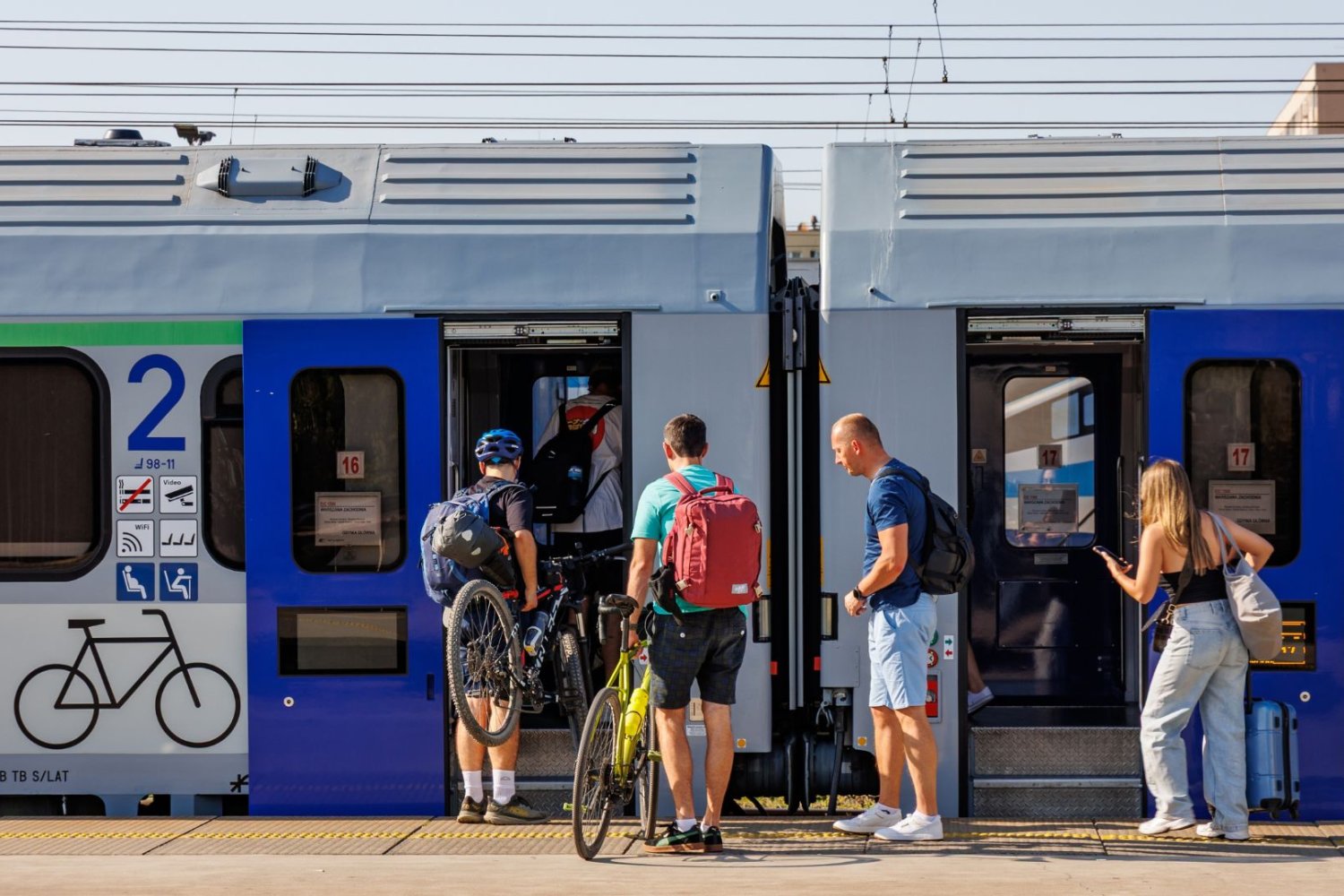 Pociąg PKP Intercity i wsiadający pasażerowie.