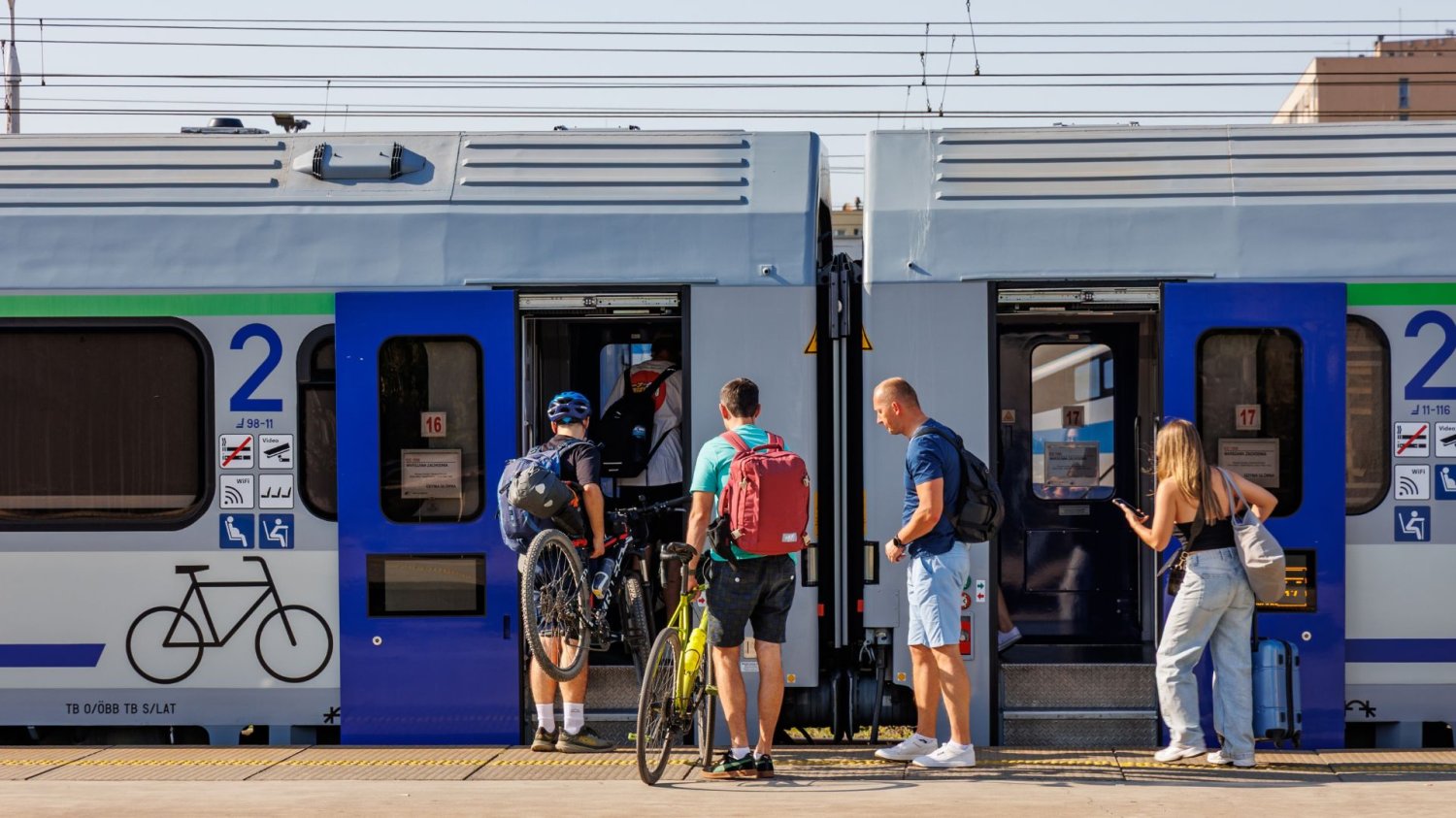 Letnia fala opóźnień pociągów. "W PKP Intercity panuje obecnie niezły popłoch" Pociąg PKP Intercity i wsiadający pasażerowie.