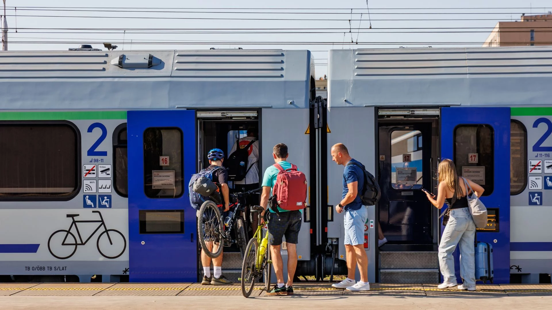 Pociąg PKP Intercity i wsiadający pasażerowie.