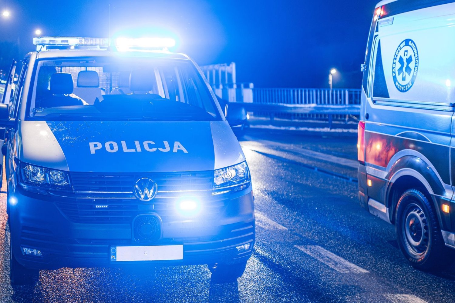 Policja i karetka przy wypadku drogowym.