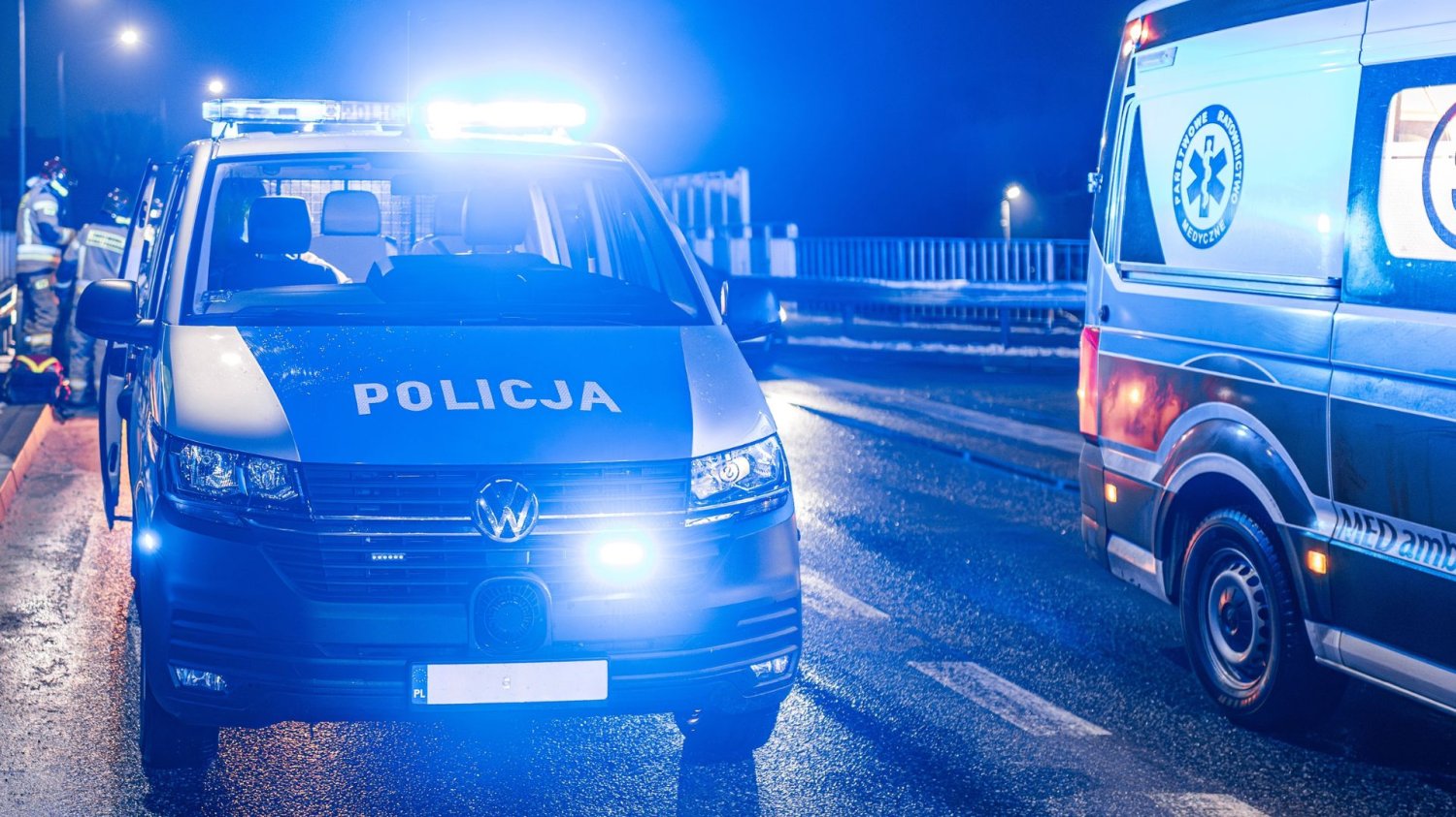 Policja i karetka przy wypadku drogowym.
