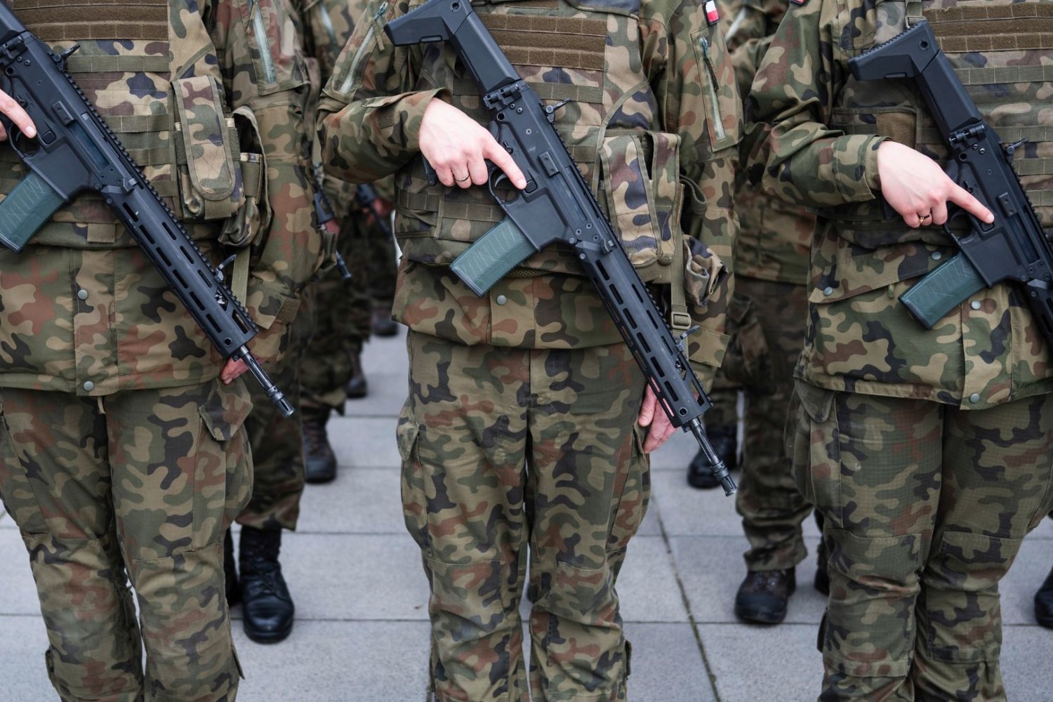 Koniec Pantery po 30 latach. Wojsko szykuje kamuflaż, którego jeszcze nikt nie widział Polscy żołnierze maszerujący w szeregu. Trzymają broń w ręku.