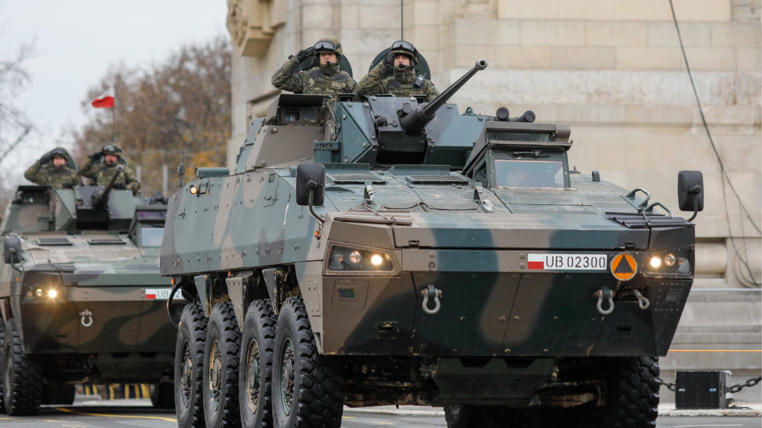 Wojsko Polskie wyciąga wnioski z Ukrainy. Rosomaki ustępują miejsca dronom Polskie Rosomaki na defiladzie w Bukareszcie.