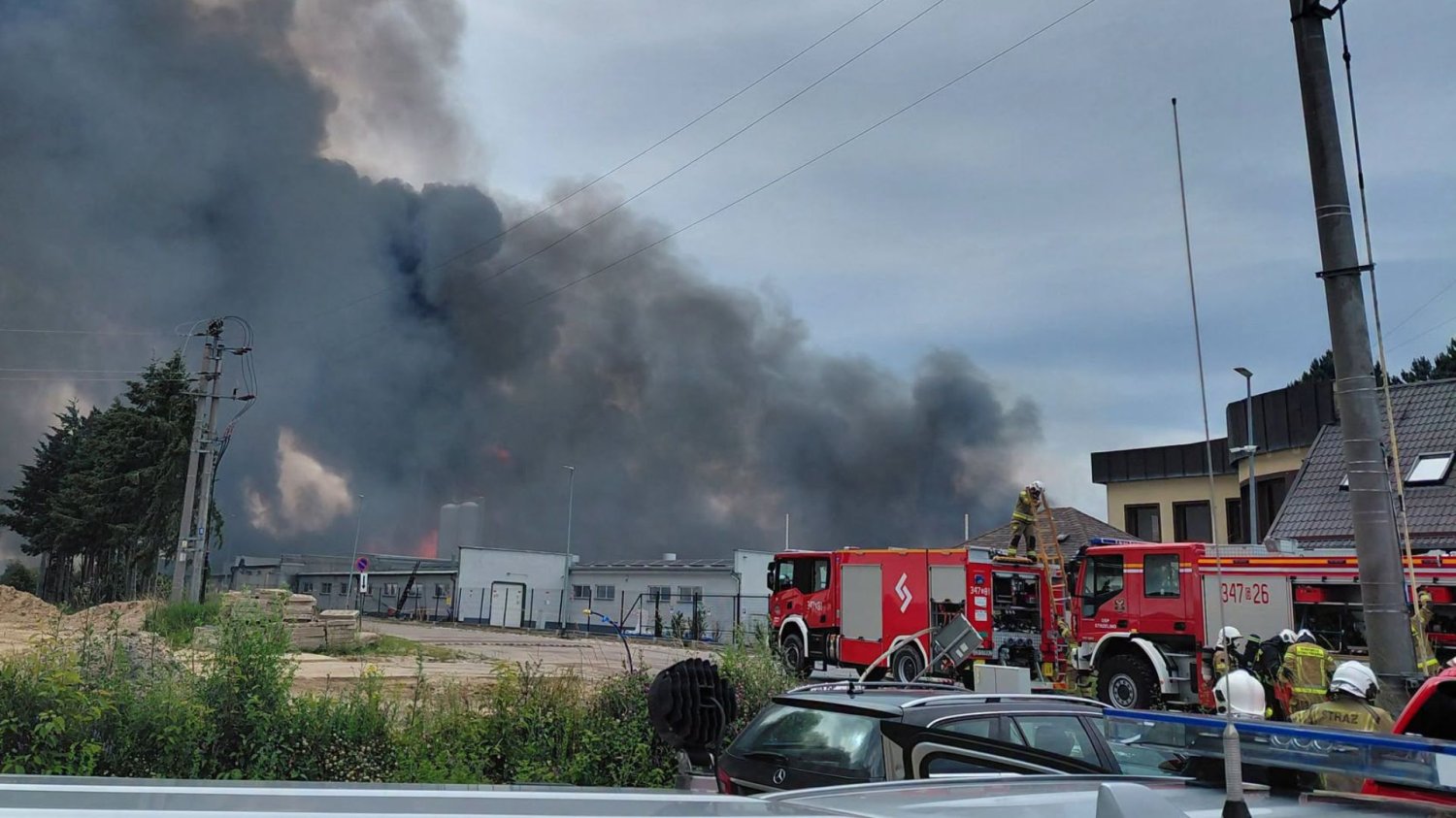 Pożar w Charnowie jest ogromny. Fabryka Aerosol Service to bomba chemiczna Pożar hali produkcyjnej Aerosol Service w Charnowie