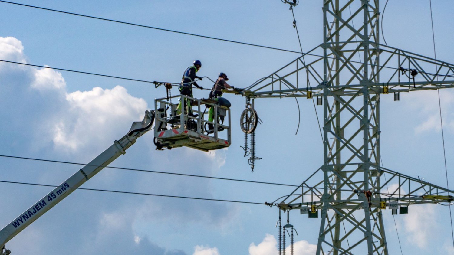 pracownicy naprawiający sieć energetyczną