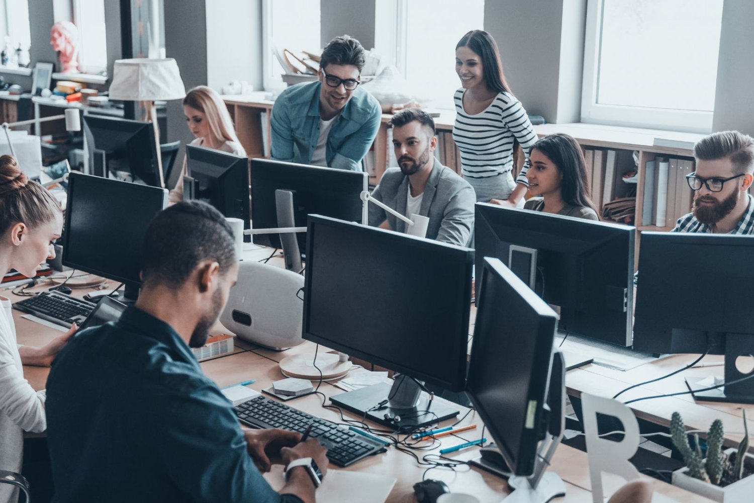 Polacy idą do pośredniaka nie po pracę. Prawdziwy powód zaskakuje. Pracownicy siedzą przed komputerami w biurze.