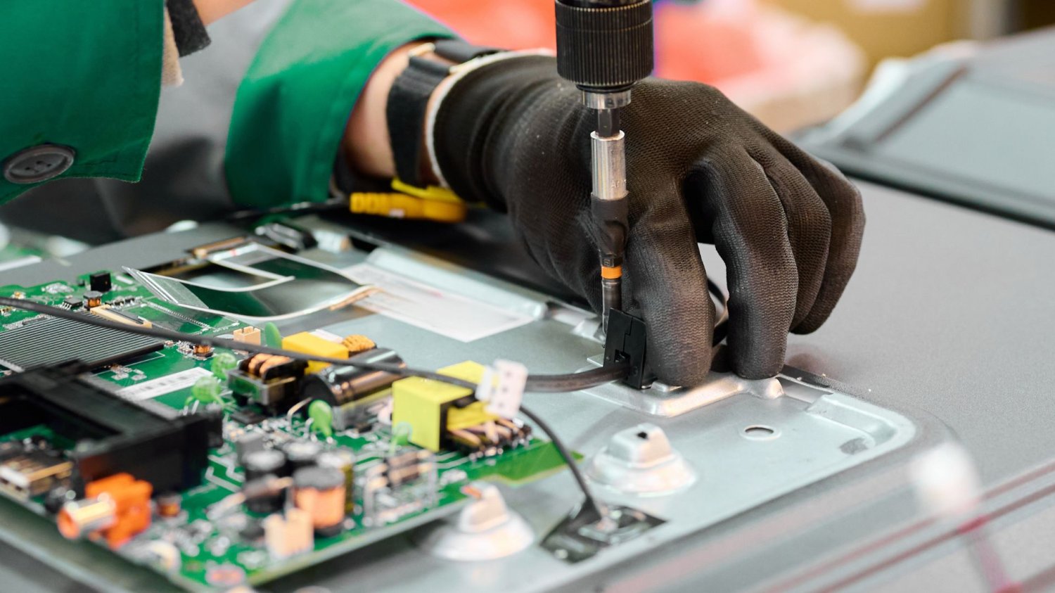 Koszmarny finał znanego zakładu w Szczecinie. Firma zniknęła, ludzie zostali bez grosza Pracownik przy montażu elektronicznym. Duńska firma zniknęła z dnia na dzień. 12 mln zł długu i pensje, których nikt nie wypłacił