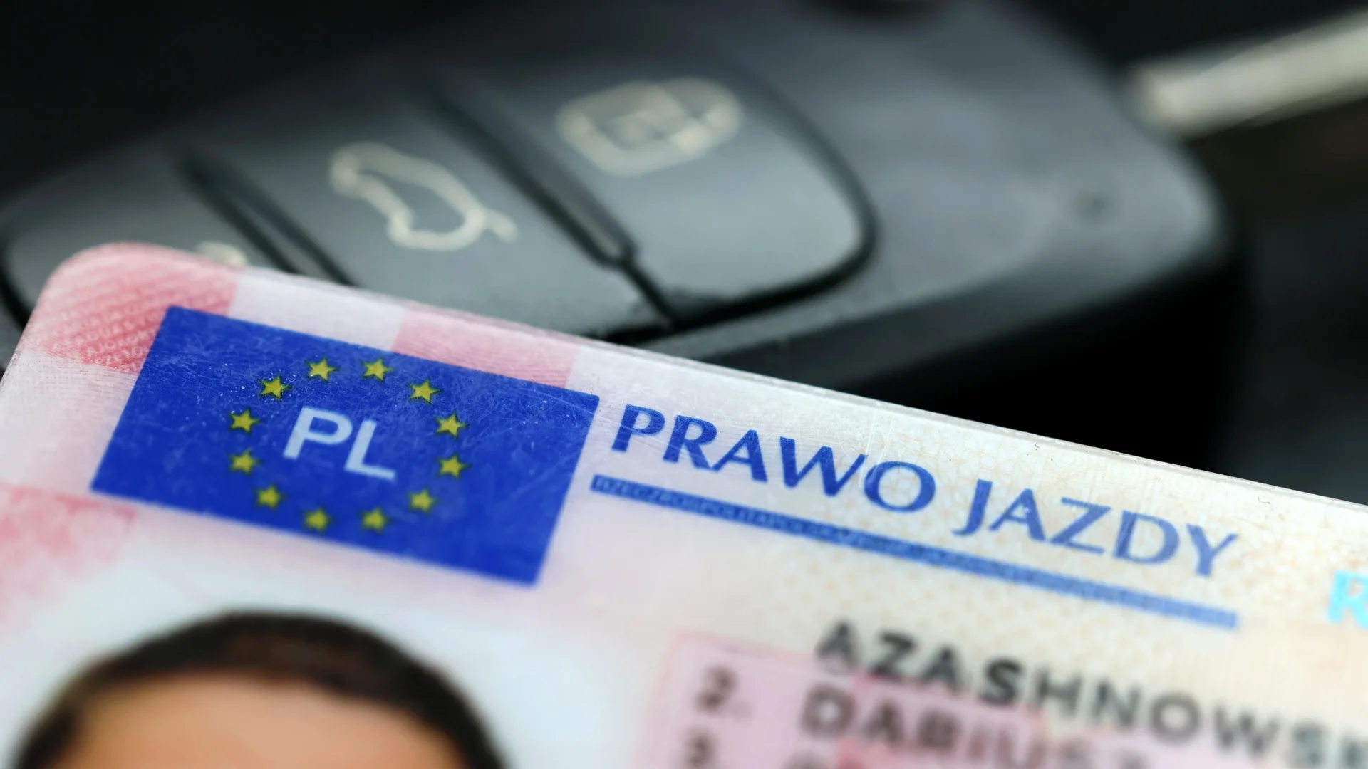Prawo jazdy kat. B. Kluczyki do samochodu.