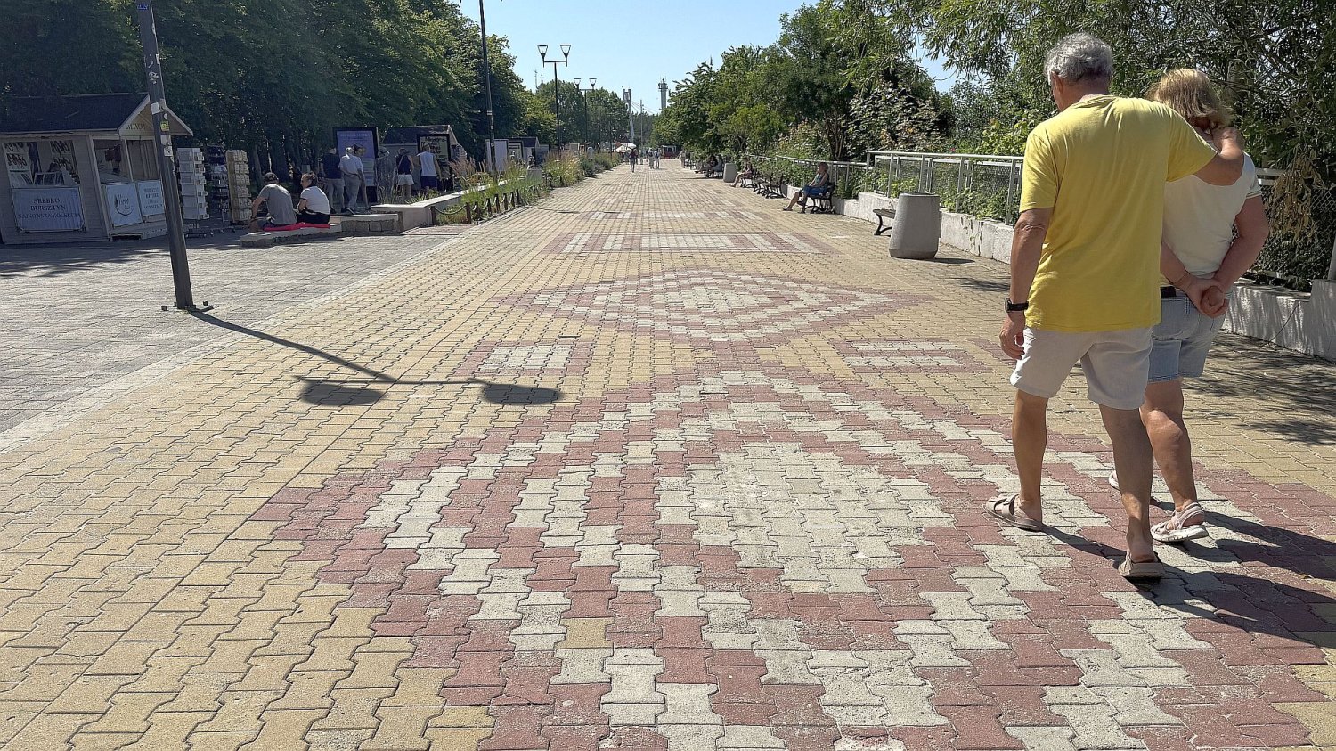 Nic tylko kłaść patelnię na beton i smażyć. Pięć miejsc nad polskim morzem, gdzie w upale można zrobić sobie jajecznicę promenada w Ustce