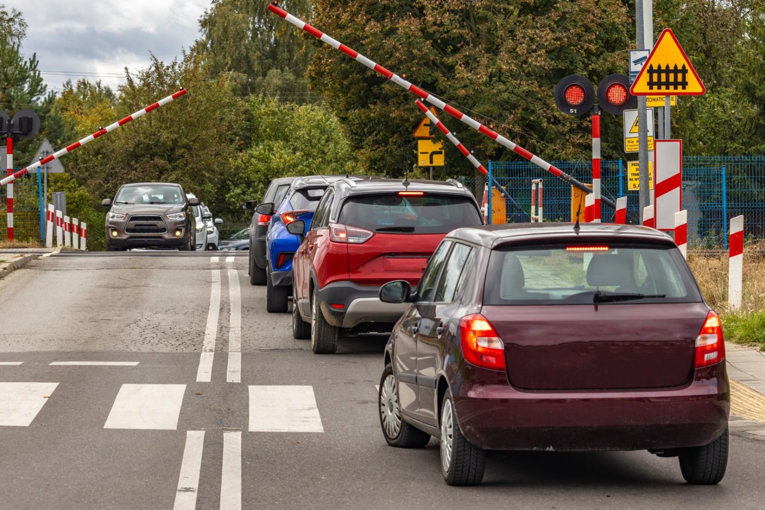 20 km/h w całej Polsce. Maszyniści protestują w obronie życia Przejazd kolejowy.